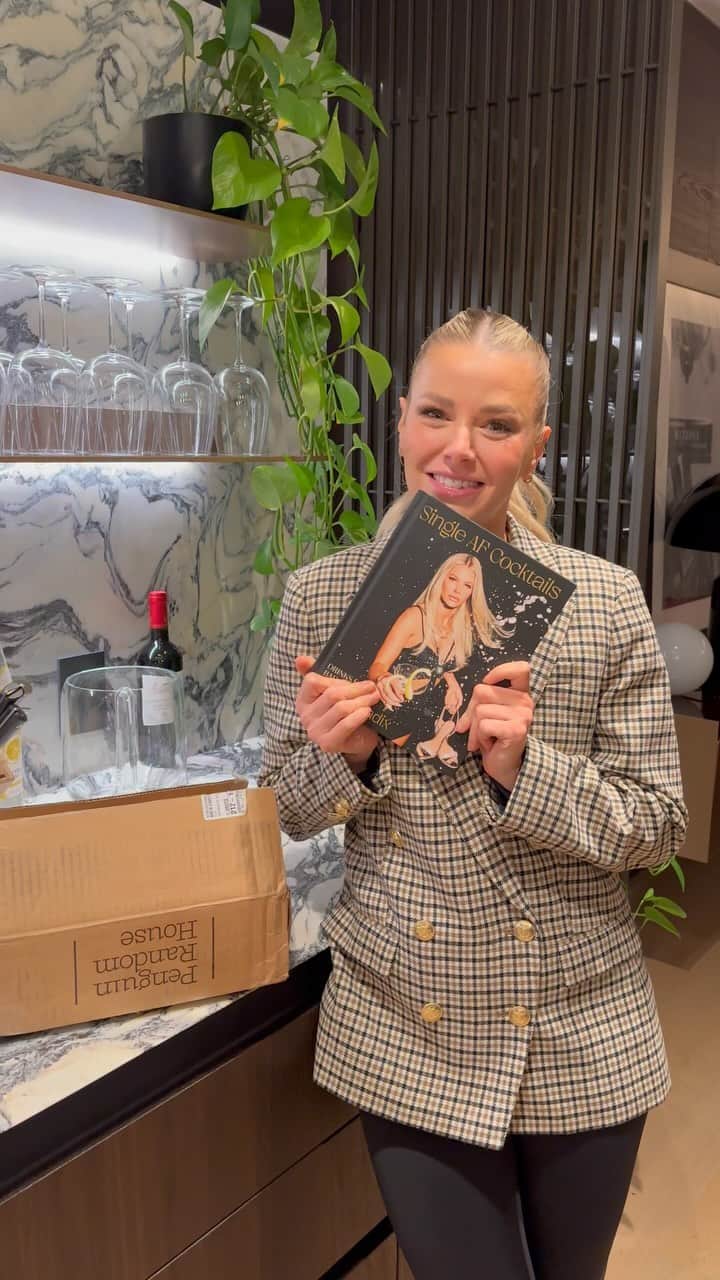 アリアナ・マディックスのインスタグラム：「That special moment when something you’ve poured triple sec and tears into becomes tangible. Can’t wait to share it with you all on 12/5. Please see the link in my bio to preorder if you haven’t already - I really think you’re going to love these cocktails! @clarksonpotter」