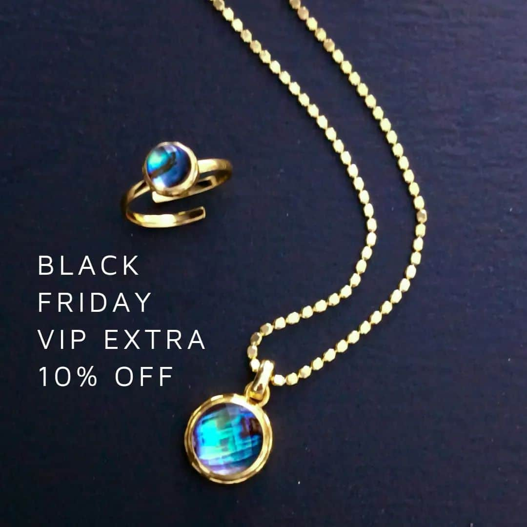 アズニのインスタグラム：「Black Friday is coming... SUBSCRIBE TO OUR NEWSLETTER  online for a VIP EXTRA 10% OFF Back Friday 🖤 Link in BIO   #vip #blackfriday2023 #bfcm2023 #blackfridaydeals #jewellerysalesonline」