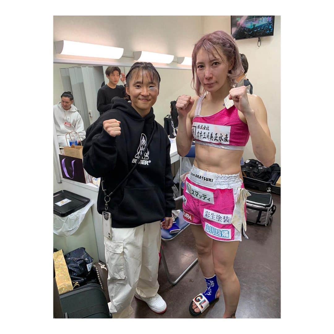 Melty輝さんのインスタグラム写真 - (Melty輝Instagram)「RISE173 Melty輝vs宮崎若菜  私のRISE3戦目。 3-0の判定負け。  前回も負けてしまったのに 今回試合を組んで下さった RISEの運営の皆様。  戦ってくれた若菜ちゃん。  本当にありがとうございました🙇‍♀️  良太郎さん。 セコンドに着いてくれた蘭丸、直哉くん ありがとうございました。  スポンサーの皆様。  そして私からチケットを買って下さって 会場まで観に来てくれた皆様。 AbemaTVで画面の向こう側から応援してくれた皆様。  本当にありがとうございました。  皆さんを裏切る様な結果になってしまって 本当に申し訳ございません。  勝たなきゃいけないのに勝てない自分が情けないです。  怪我は大丈夫ですが 自分の心が痛いです。  今はごめんなさいと 感謝の気持ちでいっぱいです。  諦めずにまた勝つまでやり続けるので どうか見ていて下さい。  自分がリングに上がれている事。 サポートして応援して下さってる方がいる事。 練習出来ている事。 全てのものに感謝して これからも前に進みます。  ありがとうございました。  @rise_2003official   #最強キャバ嬢だった人#Melty輝#キャバクラ#キャバ嬢#元キャバ嬢#経営者#ホワイトニングサロン#格闘技#キックボクシング#teamAKATSUKI#RISE173#後楽園ホール#判定負け#情けない#ごめんなさい#感謝#諦めない#応援ありがとうございました#宮崎若菜#結果が全て」11月19日 5時24分 - glayrinapan
