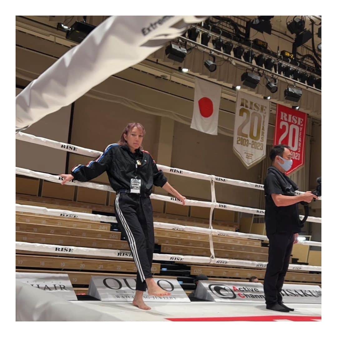 Melty輝さんのインスタグラム写真 - (Melty輝Instagram)「RISE173 Melty輝vs宮崎若菜  私のRISE3戦目。 3-0の判定負け。  前回も負けてしまったのに 今回試合を組んで下さった RISEの運営の皆様。  戦ってくれた若菜ちゃん。  本当にありがとうございました🙇‍♀️  良太郎さん。 セコンドに着いてくれた蘭丸、直哉くん ありがとうございました。  スポンサーの皆様。  そして私からチケットを買って下さって 会場まで観に来てくれた皆様。 AbemaTVで画面の向こう側から応援してくれた皆様。  本当にありがとうございました。  皆さんを裏切る様な結果になってしまって 本当に申し訳ございません。  勝たなきゃいけないのに勝てない自分が情けないです。  怪我は大丈夫ですが 自分の心が痛いです。  今はごめんなさいと 感謝の気持ちでいっぱいです。  諦めずにまた勝つまでやり続けるので どうか見ていて下さい。  自分がリングに上がれている事。 サポートして応援して下さってる方がいる事。 練習出来ている事。 全てのものに感謝して これからも前に進みます。  ありがとうございました。  @rise_2003official   #最強キャバ嬢だった人#Melty輝#キャバクラ#キャバ嬢#元キャバ嬢#経営者#ホワイトニングサロン#格闘技#キックボクシング#teamAKATSUKI#RISE173#後楽園ホール#判定負け#情けない#ごめんなさい#感謝#諦めない#応援ありがとうございました#宮崎若菜#結果が全て」11月19日 5時24分 - glayrinapan