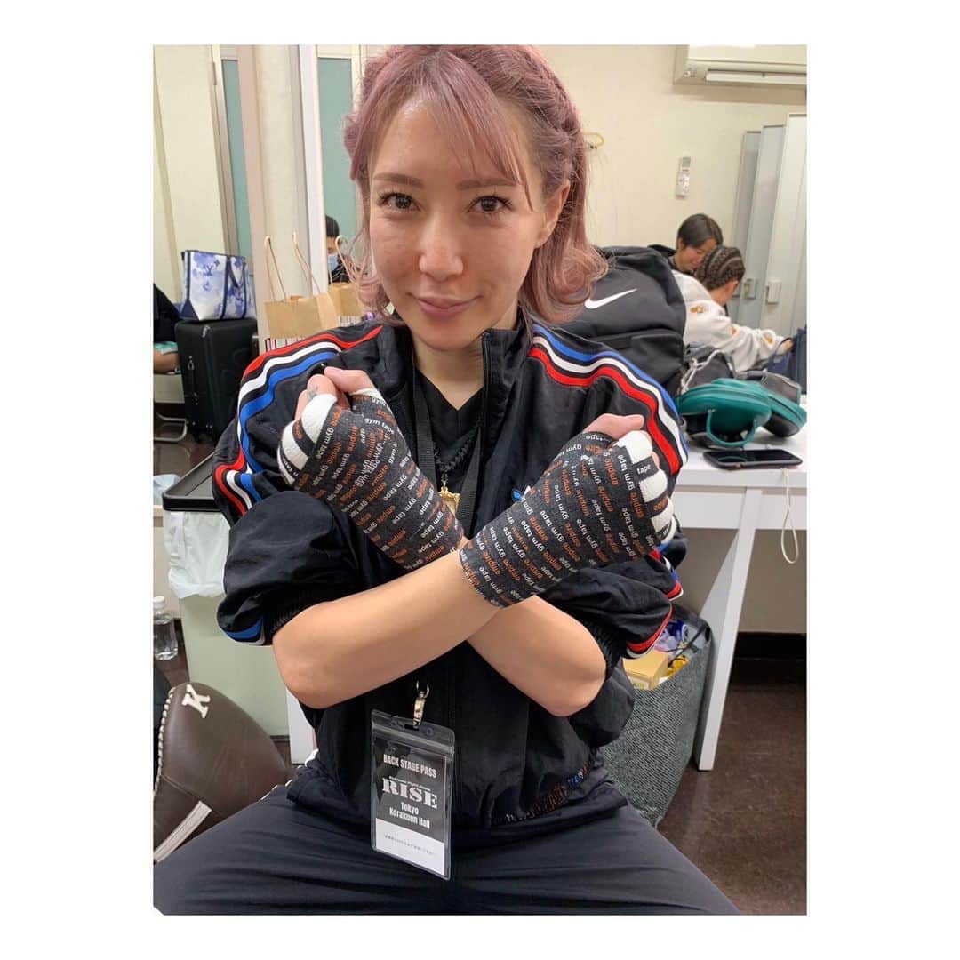 Melty輝さんのインスタグラム写真 - (Melty輝Instagram)「RISE173 Melty輝vs宮崎若菜  私のRISE3戦目。 3-0の判定負け。  前回も負けてしまったのに 今回試合を組んで下さった RISEの運営の皆様。  戦ってくれた若菜ちゃん。  本当にありがとうございました🙇‍♀️  良太郎さん。 セコンドに着いてくれた蘭丸、直哉くん ありがとうございました。  スポンサーの皆様。  そして私からチケットを買って下さって 会場まで観に来てくれた皆様。 AbemaTVで画面の向こう側から応援してくれた皆様。  本当にありがとうございました。  皆さんを裏切る様な結果になってしまって 本当に申し訳ございません。  勝たなきゃいけないのに勝てない自分が情けないです。  怪我は大丈夫ですが 自分の心が痛いです。  今はごめんなさいと 感謝の気持ちでいっぱいです。  諦めずにまた勝つまでやり続けるので どうか見ていて下さい。  自分がリングに上がれている事。 サポートして応援して下さってる方がいる事。 練習出来ている事。 全てのものに感謝して これからも前に進みます。  ありがとうございました。  @rise_2003official   #最強キャバ嬢だった人#Melty輝#キャバクラ#キャバ嬢#元キャバ嬢#経営者#ホワイトニングサロン#格闘技#キックボクシング#teamAKATSUKI#RISE173#後楽園ホール#判定負け#情けない#ごめんなさい#感謝#諦めない#応援ありがとうございました#宮崎若菜#結果が全て」11月19日 5時24分 - glayrinapan