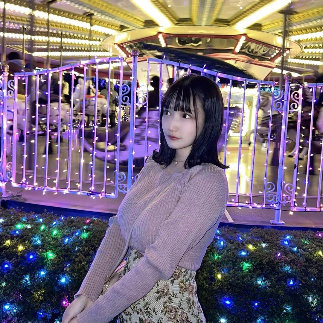 のインスタグラム：「昨日はイルミネーションに行ってきたよ(⊃ •  ̫ • ⊂)  よみうりランドはひとりでも行くレベルで好き！ 毎年行ってる🩵  今年は友達と行けた！笑  髪の毛また暗くしてもらったよ〜！ 黒髪ツヤツヤで幸せ(  ᐡᴗ ̫ ᴗᐡ) @ones_takumi いつもありがとうございます✨️」
