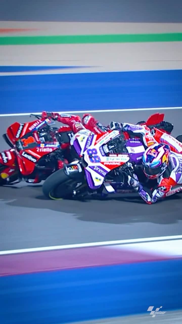 MotoGPのインスタグラム：「Turning up the heat in the championship battle! 🔥 @89jorgemartin barged through @pecco63 early in the #TissotSprint! 💥   #PECCOvsMARTIN #QatarGP 🇶🇦 #MotoGP #PeccoBagnaia #FB1 #JorgeMartin #JM89」