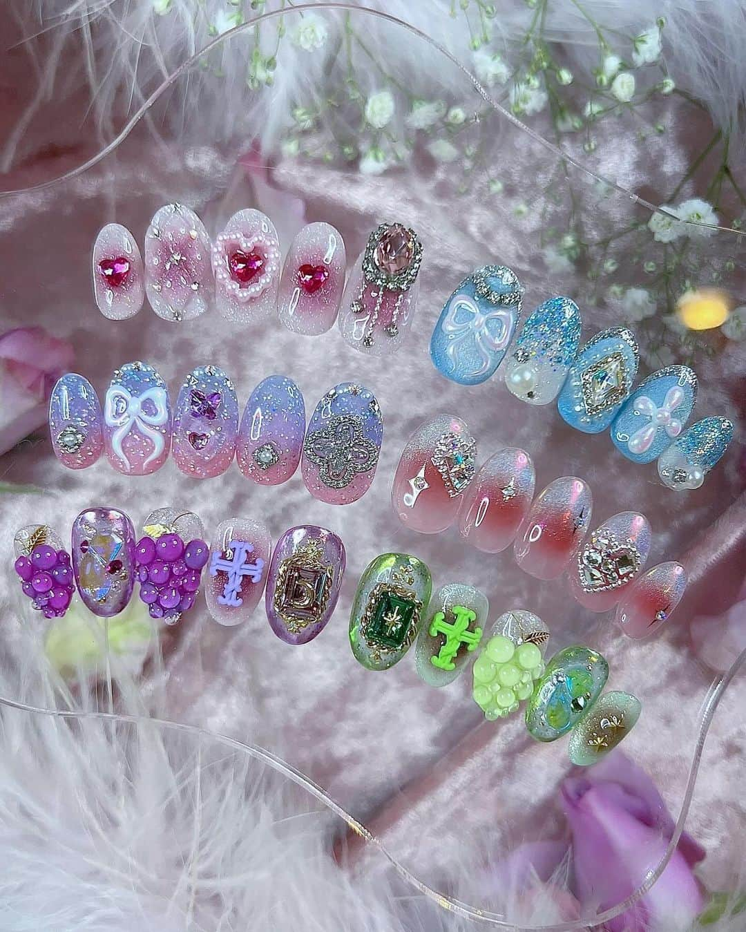 KAI32さんのインスタグラム写真 - (KAI32Instagram)「NAIL EXPO2023🎀 ✿.*・ . @lilygel.nail  Lily gelブースにて2日間 デモンストレーションをさせて頂きます✨  ⏬スケジュール 💫11月19日  10:15〜11:00 大阪BWJで大人気だった ぷるぷるぶどうアートをデモします🍇 （画像３段目左側のアート） . 💫11月20日 11:00〜11:45 新色のSheer skin collectionを使用した じゅわっと血色チークをデモします （画像２段目右側のアート） . . NAIL EXPOにご来場のお客様はお時間がありましたら是非Lily gelブースにお立ち寄りください🪞🫧  お待ちしております🫶🏻  📍Lily gelブース 東京ビックサイト【東4ホール B-001】 ピンクのくまちゃんが目印🧸 . . #pinkrosewindow #pink_rose_window  #lillygel」11月19日 5時30分 - kai32