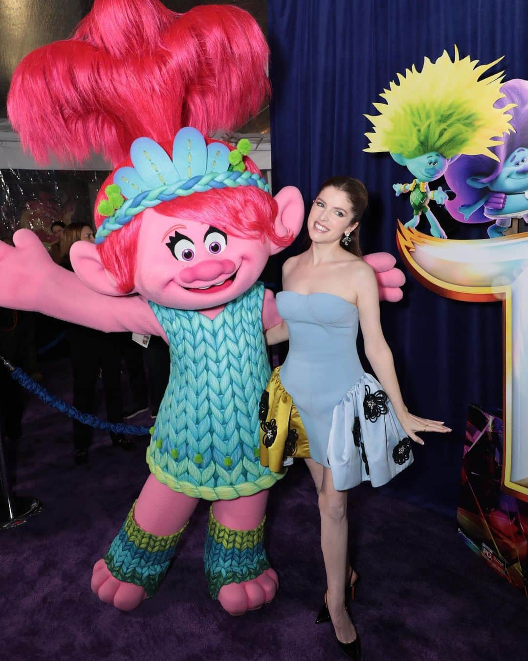 アナ・ケンドリックさんのインスタグラム写真 - (アナ・ケンドリックInstagram)「Crazed super fan. 🤓 #TROLLS3 is in theaters NOW 🎉 The hundreds of artists who work on these movies have outdone themselves. The animation! The music! Every frame of the movie is an explosion of color and joy. It’s my favorite job, and this movie is my favorite Trolls film of the bunch 🌈 #TrollsBandTogether」11月19日 5時31分 - annakendrick47