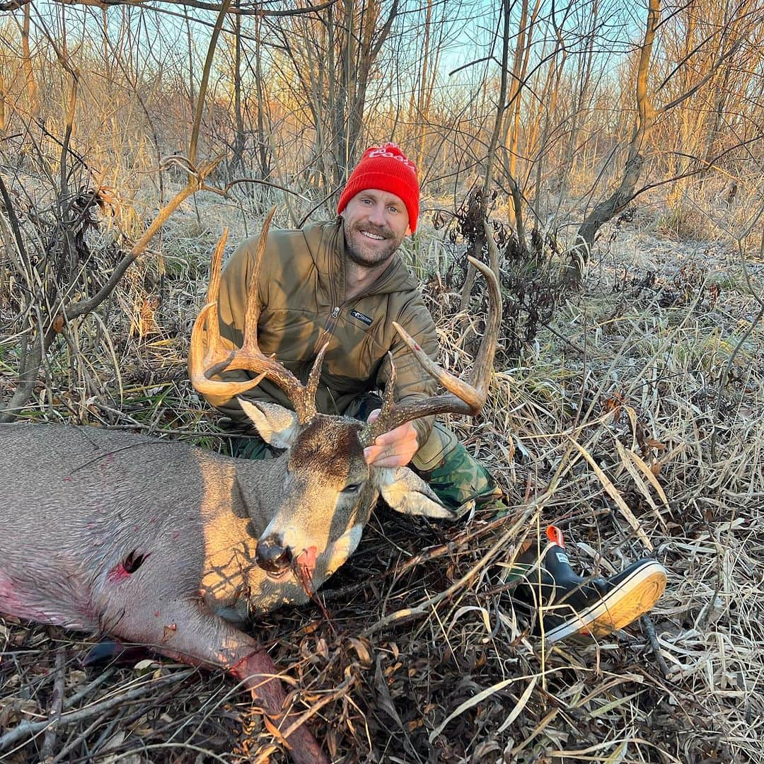 チェイス・ライスのインスタグラム：「Oops I did it again.   Left Chicago after the show last night to get one more morning hunt in before we play tonight in St. Louis. Damn glad I did! Making up for that elk season I had. Tagged out in Illinois.」