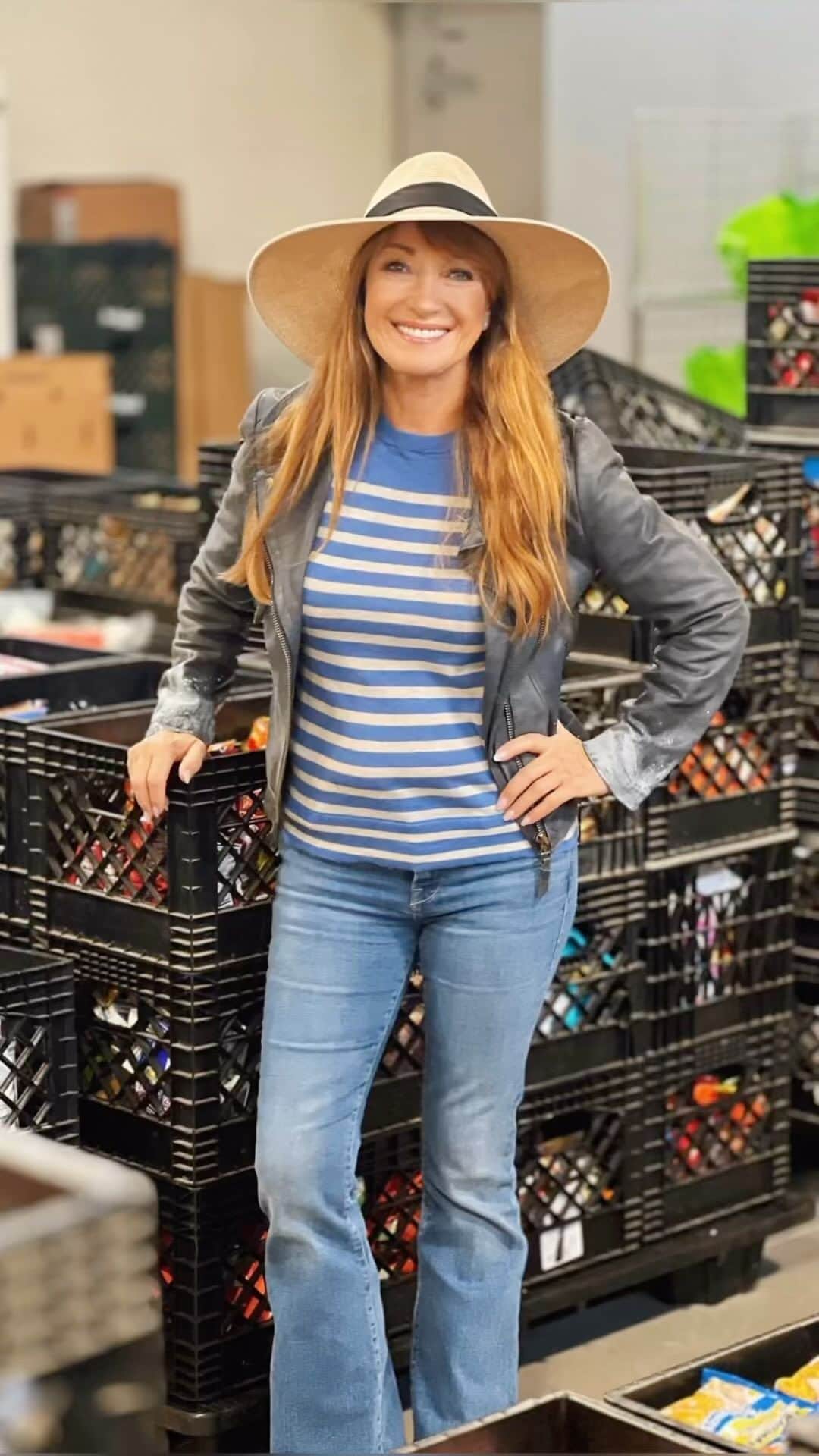 ジェーン・シーモアのインスタグラム：「Today is Family Volunteer Day and we’re at the @mannaofconejovalley! @TheOpenHeartsFoundation is inspiring families of all types to volunteer and celebrate the power of families who work together to support their communities and neighborhoods. ❤️ ⁣ ⁣ This year, we are focusing on hunger relief. Did you know an estimated 783 million people face food insecurity globally?⁣ ⁣ Let’s all commit to doing what we can to help others by volunteering at your local food pantry or giving food donations to your local food bank. Tell us about what you are doing and tag the Foundation! I cannot wait to hear about all of our volunteer activities!」