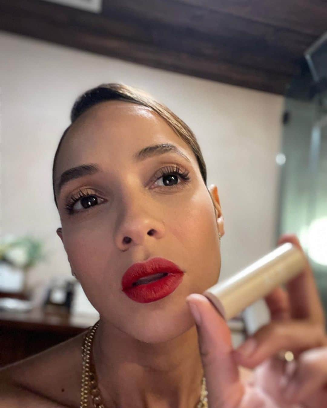 ダニア・ラミレスさんのインスタグラム写真 - (ダニア・ラミレスInstagram)「Red lips kinda Day…  💋 @iliabeauty #namaste #daniacs」11月19日 5時43分 - daniajramirez