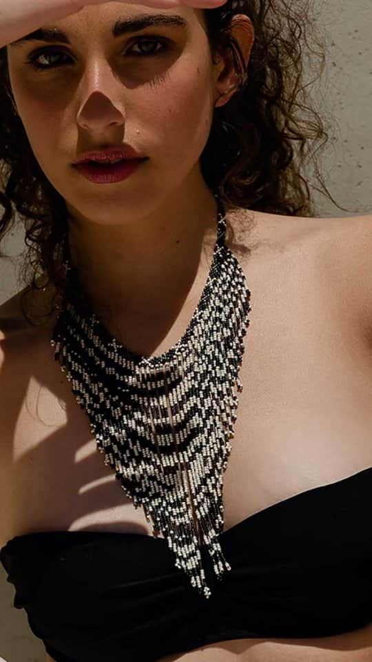 アズニのインスタグラム：「Want different? Shop Azuni! Our Zebra fantail necklace, based on the Frida fantail necklace that has been an iconic Azuni piece for many years. Hand beaded by Mayan artisans, using the highest quality Japanese Miyuki seed beads and generations of skill and expertise. Jewellery with provenance and meaning.  Your purchase continues to support artisan communities, tradition and culture and will also mean your will plant 5 trees to help give back to the planet.  @treenation @puebloapueblo  @wildaid   Video: @soulrebelstudioco  Model: @yvonnebuiguest  Makeup: @dimitra_make_up_javea」
