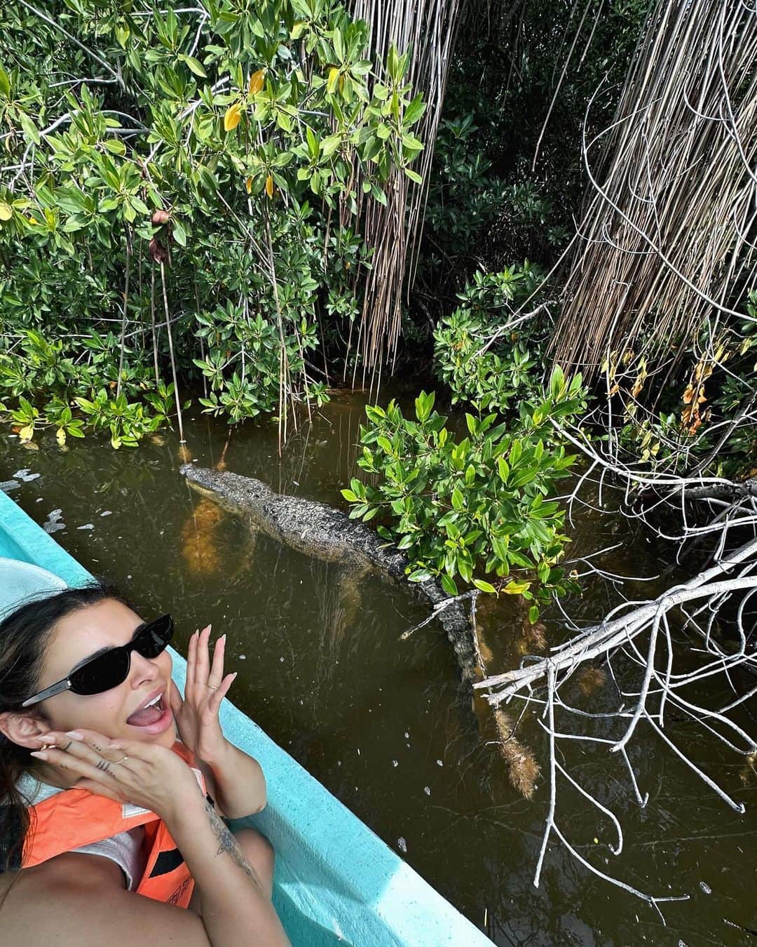 sananasのインスタグラム：「AHH ! 😨🐊 À votre avis je suis choquée parce que : A)Mon vlog est en ligne ? B)Je me rends compte que je me suis baignée à 5km de là où j’ai vu le crocodile ? C) Les deux. Votre réponse dans les coms 😂  Et sinon voici quelques potes qui ont accepté de poser.  #RioLagartos」