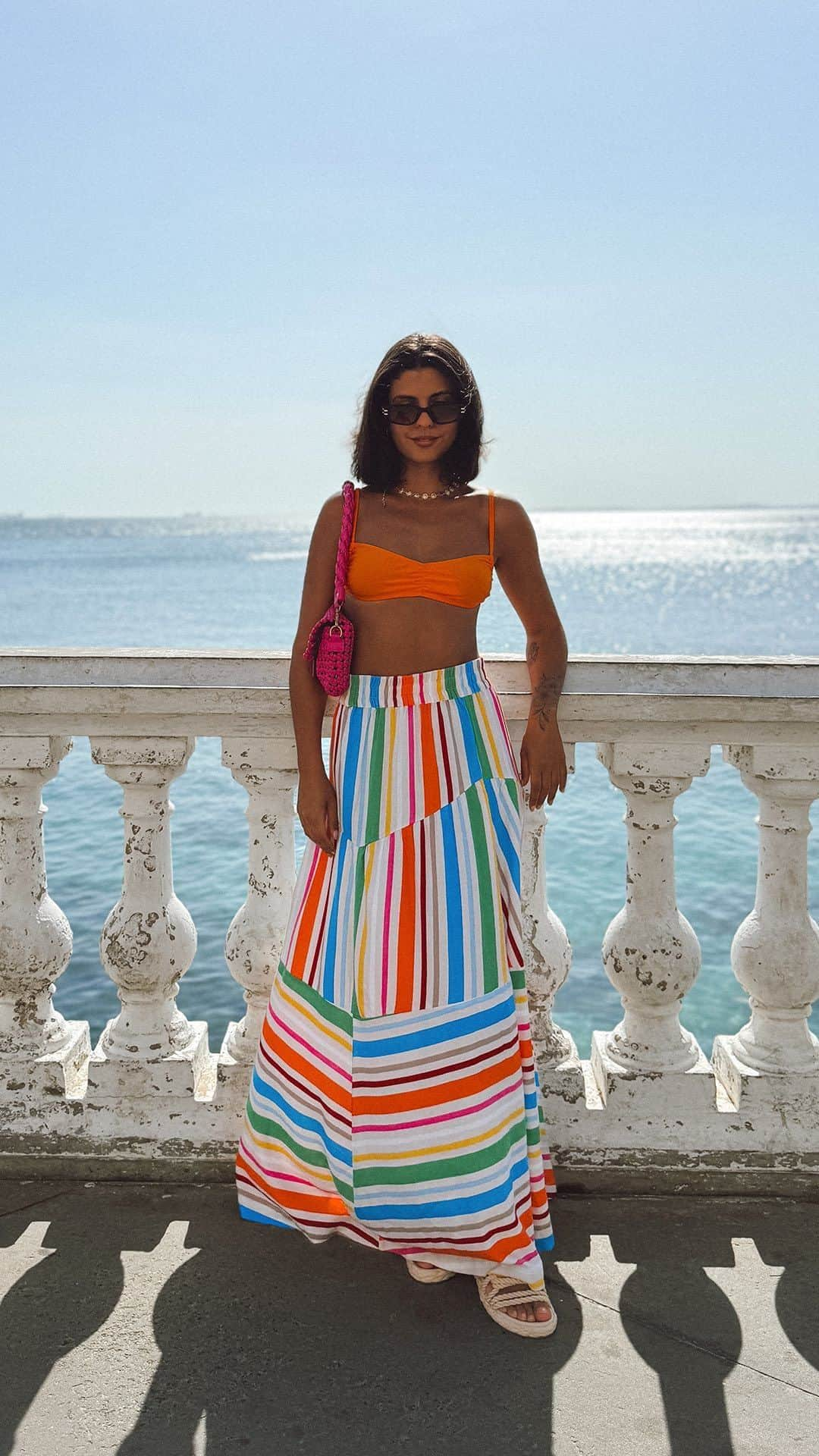 ロジャス・レナーのインスタグラム：「Se o verão ligasse para encontrar você, qual seria a sua escolha de look? 😎 A @aninha_pt apostou nas tendências das cores vibrantes e recortes leves para curtir o melhor da estação com muito estilo. Descubra mais novidades do #AltoVerão no site, app e lojas. #Verão24 #Tendências #Fashion #LookInspiração #ModaFeminina  ​top esportivo básico 549326075 | calça pantacourt jeans 633674961 | tênis cano baixo 637216714 | óculos de sol gateado 879671779 | colar com 03 camadas 849045304 | biquini top camisetinha 858645707 | saia longa em linho 804659302 | bolsa baguete tramada 672644714 | bolsa baguete 672644714 | óculos de sol quadrado 878446721 | colar chocker 811246063 | sandália rasteira 874859406 | vestidinho em crepe 853249801」