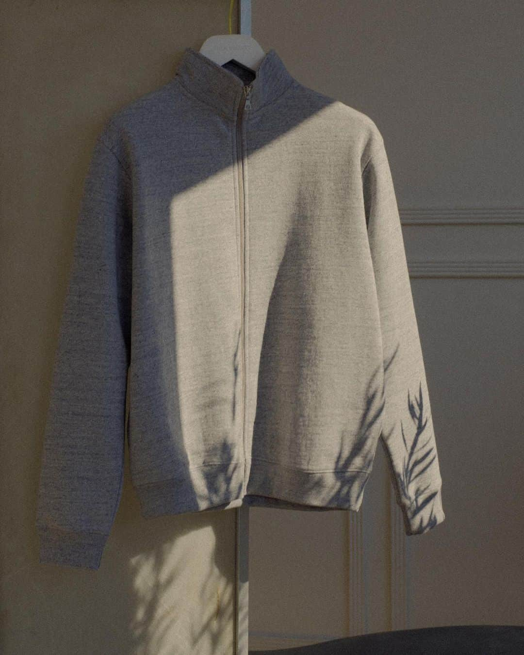 ジョン エリオットさんのインスタグラム写真 - (ジョン エリオットInstagram)「Flash Sale ⚡️ Cashmere Capsule. For a limited time, take 50% Off. Link in stories and bio.  Designs are highlighted by three fleece styles: A slightly cropped Crew, a stand-collar Full-Zip, and formal straight-leg fit 'Savile' Sweatpant. Fabric is knit on vintage looms in Wakayama, Japan. The development takes cues from mid-century sweatshirts and features a face that's identical to our Loopwheel Program.」11月19日 6時01分 - johnelliottco