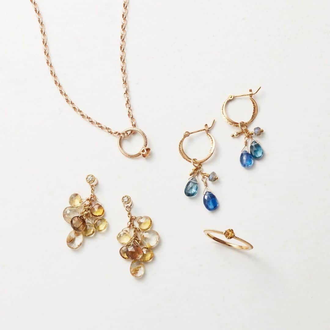 ageteのインスタグラム：「【Citrine・Topaz】 シトリンとトパーズは、11月の誕生石。 シトリンは太陽のような明るさから生命力や希望の象徴として、心を明るく積極的にするとされています。 また、さまざまな色を持つトパーズは希望・友情・知性という石言葉を持っています。  詳細は商品タグまたはプロフィールにございます公式オンラインストアにてご確認ください。 #agete #アガット #11月誕生石 #シトリン #トパーズ」