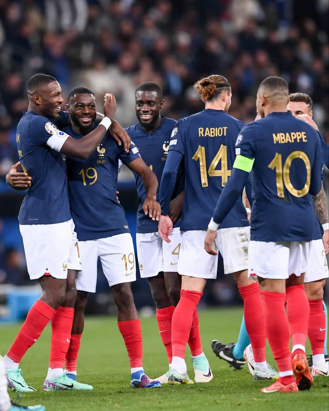 サッカー フランス代表チームさんのインスタグラム写真 - (サッカー フランス代表チームInstagram)「𝗣𝗿𝗲𝗺𝗶𝗲𝗿 𝗯𝘂𝘁 pour @youss_fofana sous le maillot tricolore 😍  Sa frappe lointaine trompe le gardien, et ça fait 7 pour les Bleus en première mi-temps 🤯  🇨🇵7-0🇬🇮 | #FRAGIB | #FiersdetreBleus」11月19日 5時55分 - equipedefrance
