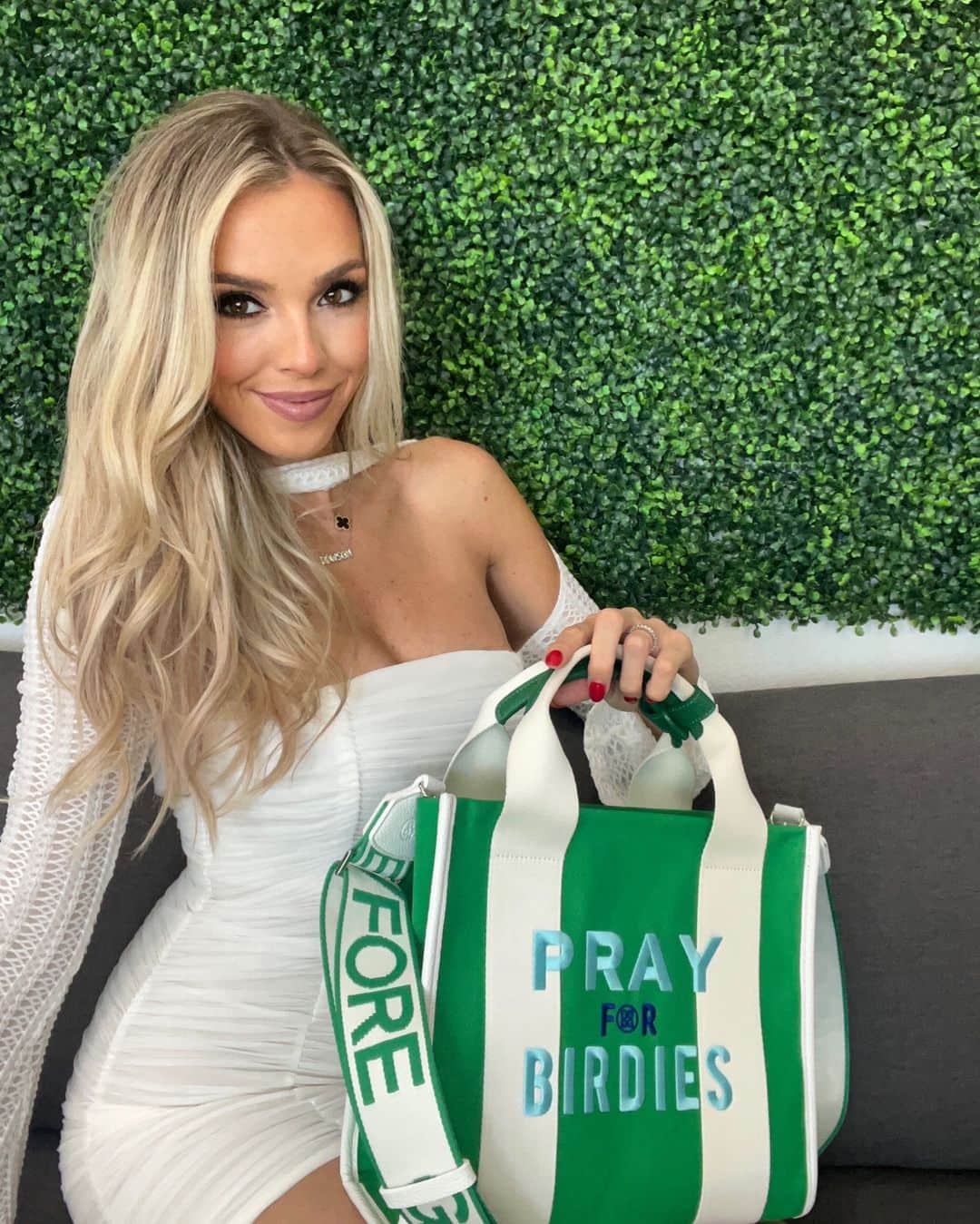 Elise Lobbのインスタグラム：「Happy Saturday!💚 what are you guys up to this weekend ?!   Love my new @gfore bag! I call it my Augusta bag because it’s giving those Masters vibessss! Right?! 🤣💚⛳️🥳  #golf #masters」