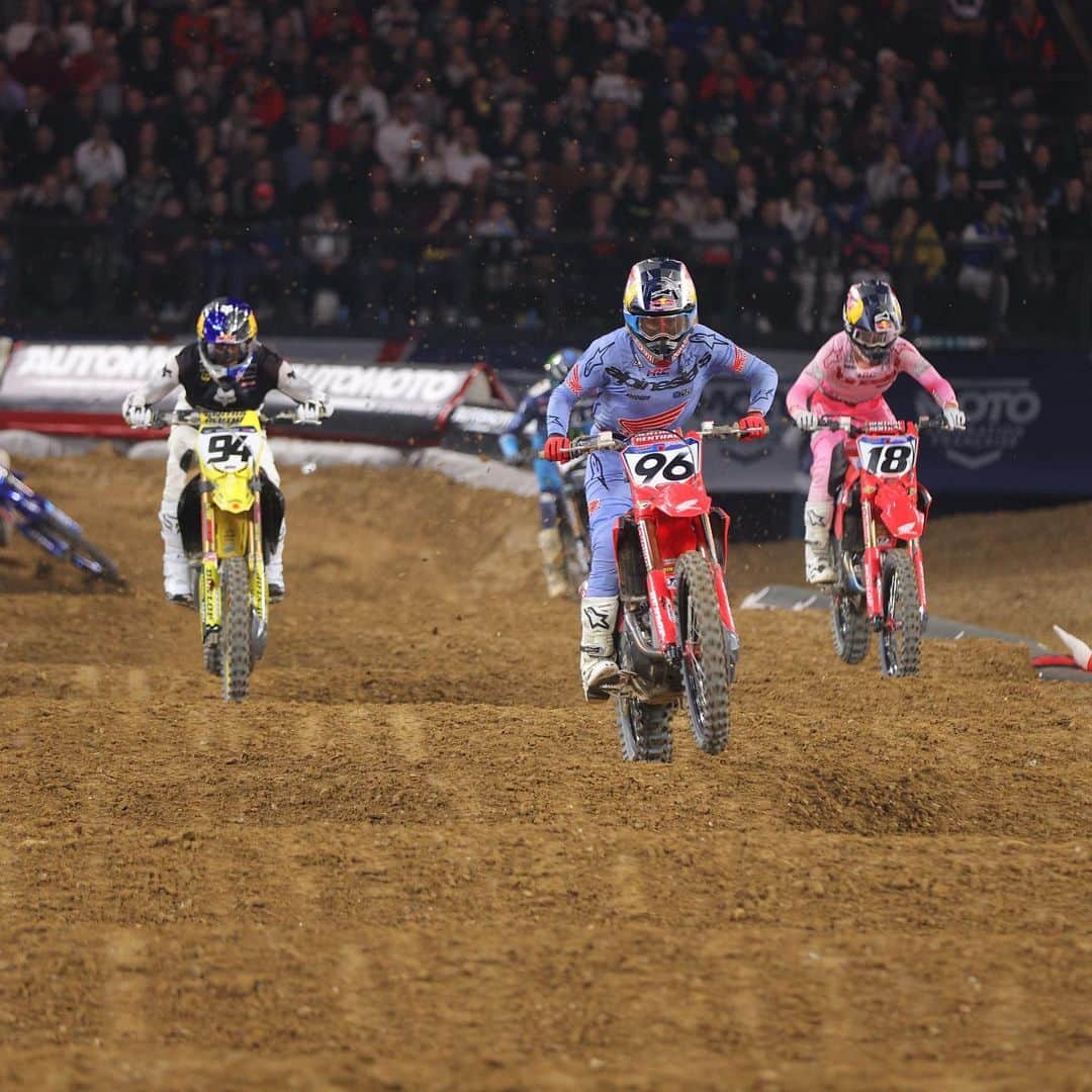Racer X Onlineのインスタグラム：「SX1 and SX2 races are in the books ➡️ On to the Final Races 🏁 @supercross_de_paris photos @crunch724   SX1 Race 2  1- Jett Lawrence  2- Hunter Lawrence  3- Cooper Webb   SX2 Race 2  1- Jo Shimoda  2- Tom Vialle 3- Jace Owen  #ParisSupercross」