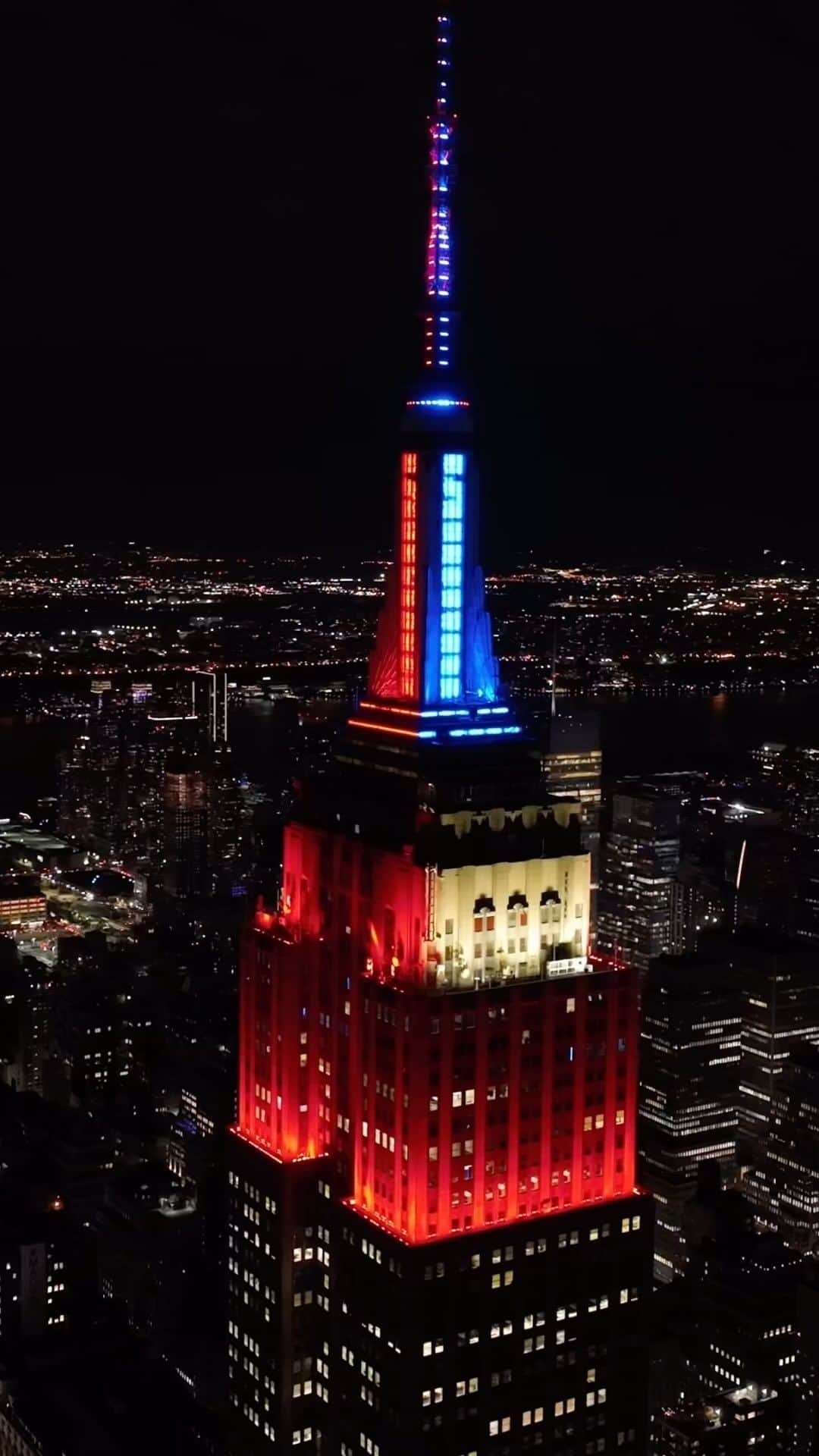 Empire State Buildingのインスタグラム：「Split lights tonight for the @nyrangers and the @njdevils. We will shine in the winner’s colors at the completion of the game」