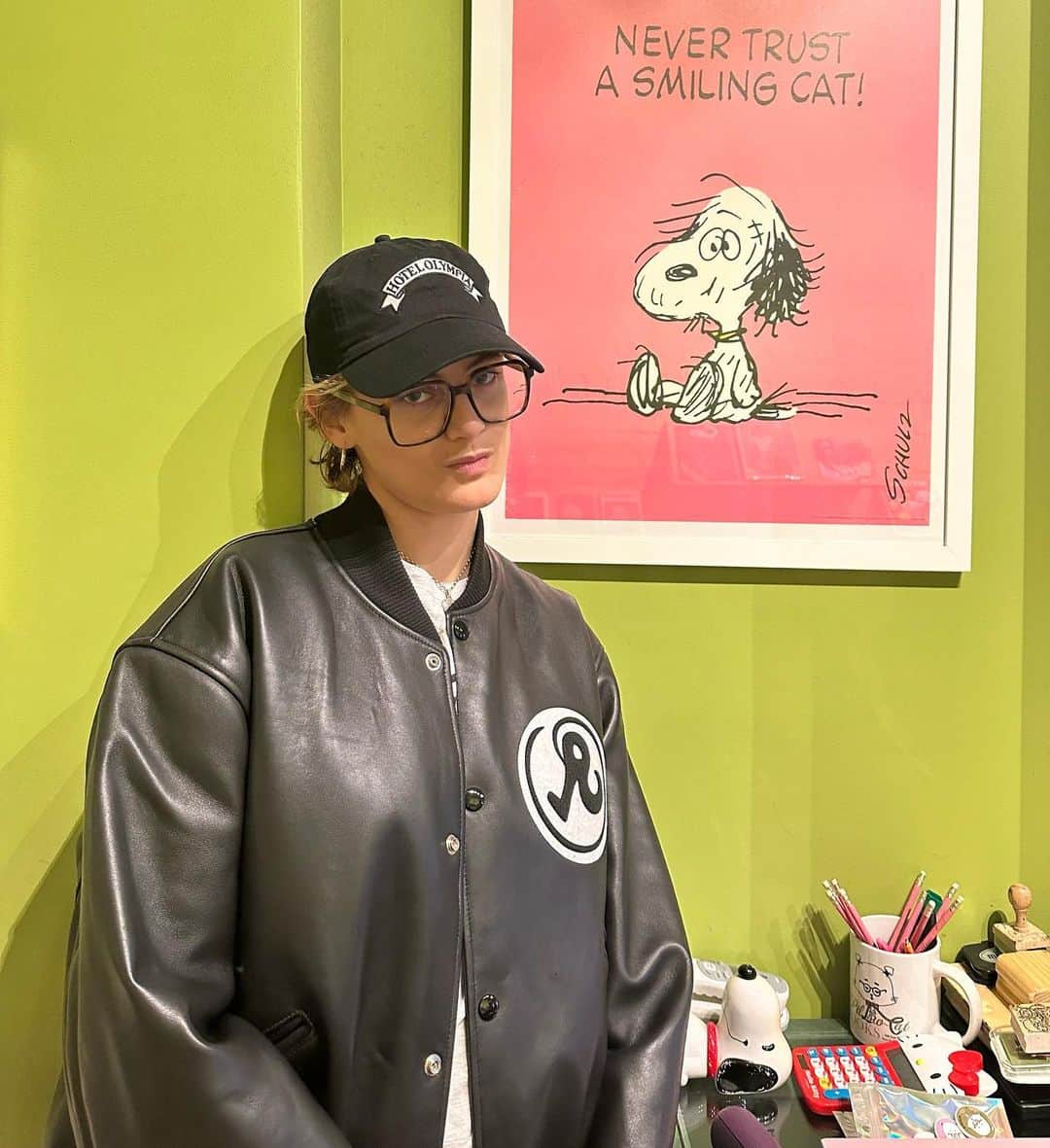 オランピアルタンのインスタグラム：「Never trust a smiling cat! 🐶 Except if it’s @violettedurso 🩷 wearing a @richardsonworld x @thehotelolympia leather jacket 🖤 while working the till at @pillowcatbooks on a Saturday afternoon 🫶🏻💋」