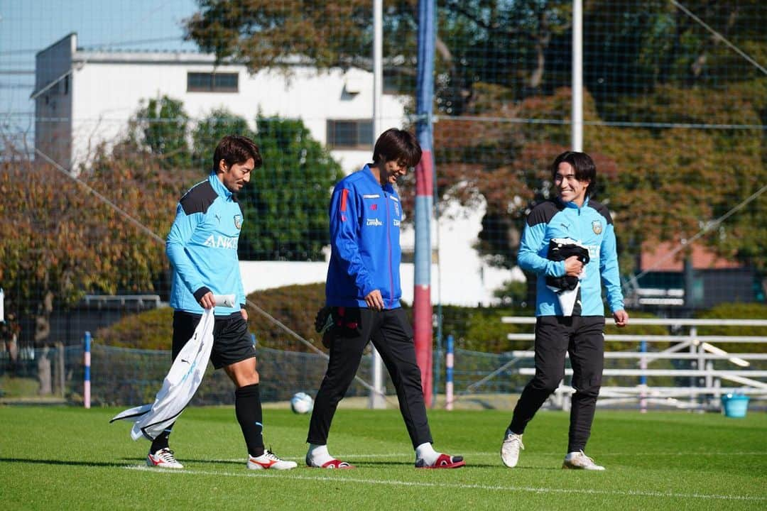 FC東京オフィシャルグッズさんのインスタグラム写真 - (FC東京オフィシャルグッズInstagram)「🔵🔴🐬 練習試合での交流🤝  @fctokyoofficial  #FC東京 #川崎フロンターレ #fctokyo #tokyo」11月19日 8時00分 - fctokyoofficial