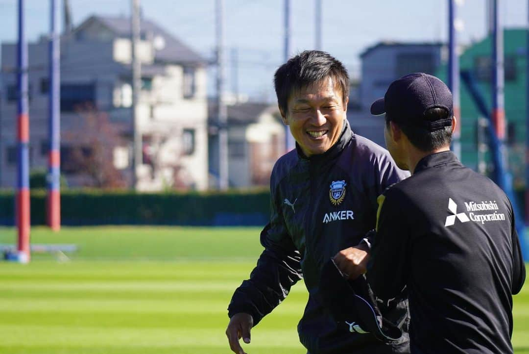 FC東京オフィシャルグッズさんのインスタグラム写真 - (FC東京オフィシャルグッズInstagram)「🔵🔴🐬 練習試合での交流🤝  @fctokyoofficial  #FC東京 #川崎フロンターレ #fctokyo #tokyo」11月19日 8時00分 - fctokyoofficial