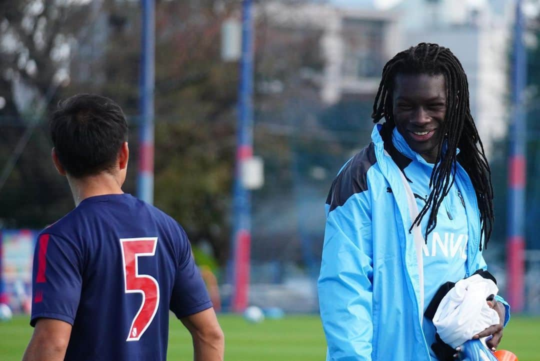 FC東京オフィシャルグッズさんのインスタグラム写真 - (FC東京オフィシャルグッズInstagram)「🔵🔴🐬 練習試合での交流🤝  @fctokyoofficial  #FC東京 #川崎フロンターレ #fctokyo #tokyo」11月19日 8時00分 - fctokyoofficial