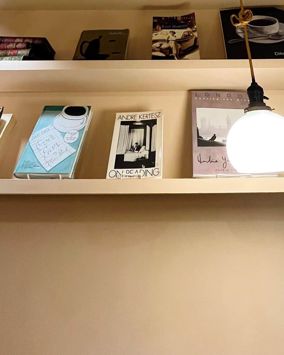 伊藤沙菜さんのインスタグラム写真 - (伊藤沙菜Instagram)「・ FMノースウェーブ『Attractive Hokkaido』で新千歳空港周辺エリアから「札幌市」にスポットをあてて、おすすめ情報をお届けしました✈️✨ @northwave825  ㅤㅤㅤㅤㅤㅤㅤㅤㅤㅤㅤㅤㅤ 狸小路7丁目を出て、8丁目に渡る手前をすすきの方向に曲がって すぐのところにある「Brown Books Cafe」☕️💕 @brownbookscafe  ㅤㅤㅤㅤㅤㅤㅤㅤㅤㅤㅤㅤㅤ 1階がカフェ、2階は雑貨などを扱かっており コーヒーや本、アンティーク雑貨、クッキーなどを扱う2階建てのお店です💁🏻‍♀️🙆🏻‍♀️✨  お店にはオーナー星川さんが海外から買い付けたアンティーク雑貨が沢山あり、目をキラッキラさせて見ちゃいました🥹💕 ㅤㅤㅤㅤㅤㅤㅤㅤㅤㅤㅤㅤㅤ 大きめなシャネルのイヤリングが可愛すぎた🥹💕  星川さんがセレクトしたアートブックも店内に飾られていて、自分のお部屋に飾ったら可愛いだろうなと勝手にイメージを膨らませていました🥹💕 ㅤㅤㅤㅤㅤㅤㅤㅤㅤㅤㅤㅤㅤ お店ではレモンケーキとレモネードをいただき 幸せな気持ちになりましてんっ🥹❤️💕 ㅤㅤㅤㅤㅤㅤㅤㅤㅤㅤㅤㅤㅤ 手作りのクッキーなどはオンラインでも購入できるので関東にいる方にもすごく人気なんだそうです🥹❤️💕  「Brown Books Cafe」のインスタグラムでも チェックできますぜひご覧ください💁🏻‍♀️🙆🏻‍♀️✨ @brownbookscafe  ㅤㅤㅤㅤㅤㅤㅤㅤㅤㅤㅤㅤㅤ 星川さんありがとうございました🙇🏻‍♀️🙇🏻‍♀️✨  📻FM NORTH WAVE 毎週水曜日 16:30~17:00 📻BAY FM 毎週土曜日 21:30~22:00  #fmnorthwave #bayfm #hokkaidolove #北海道旅行 #新千歳空港空港 #千歳市 #札幌市 #大通カフェ #大通スイーツ #狸小路 #狸小路カフェ #BrownBooksCafe」11月19日 6時30分 - 37room_official