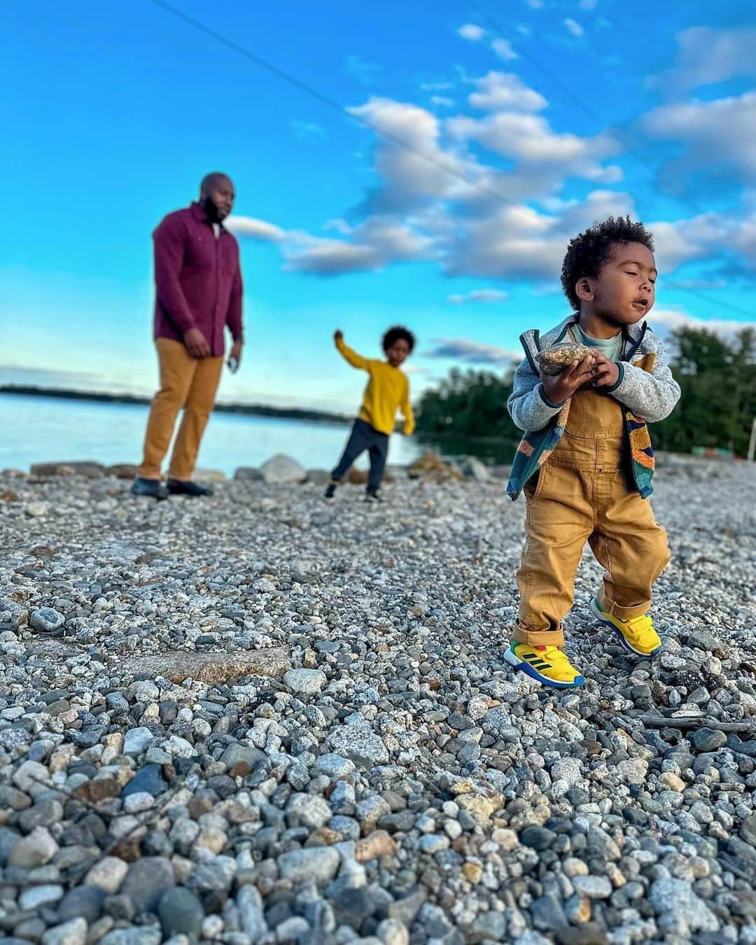 L.L.Beanさんのインスタグラム写真 - (L.L.BeanInstagram)「If you want a day that's filled with discoveries, take a page from #LLBeanAmbassador @troy_brooks' book and visit a beach with kids! It's amazing what little eyes and hands will see and find that we might overlook. #BeanOutsider」11月19日 6時51分 - llbean