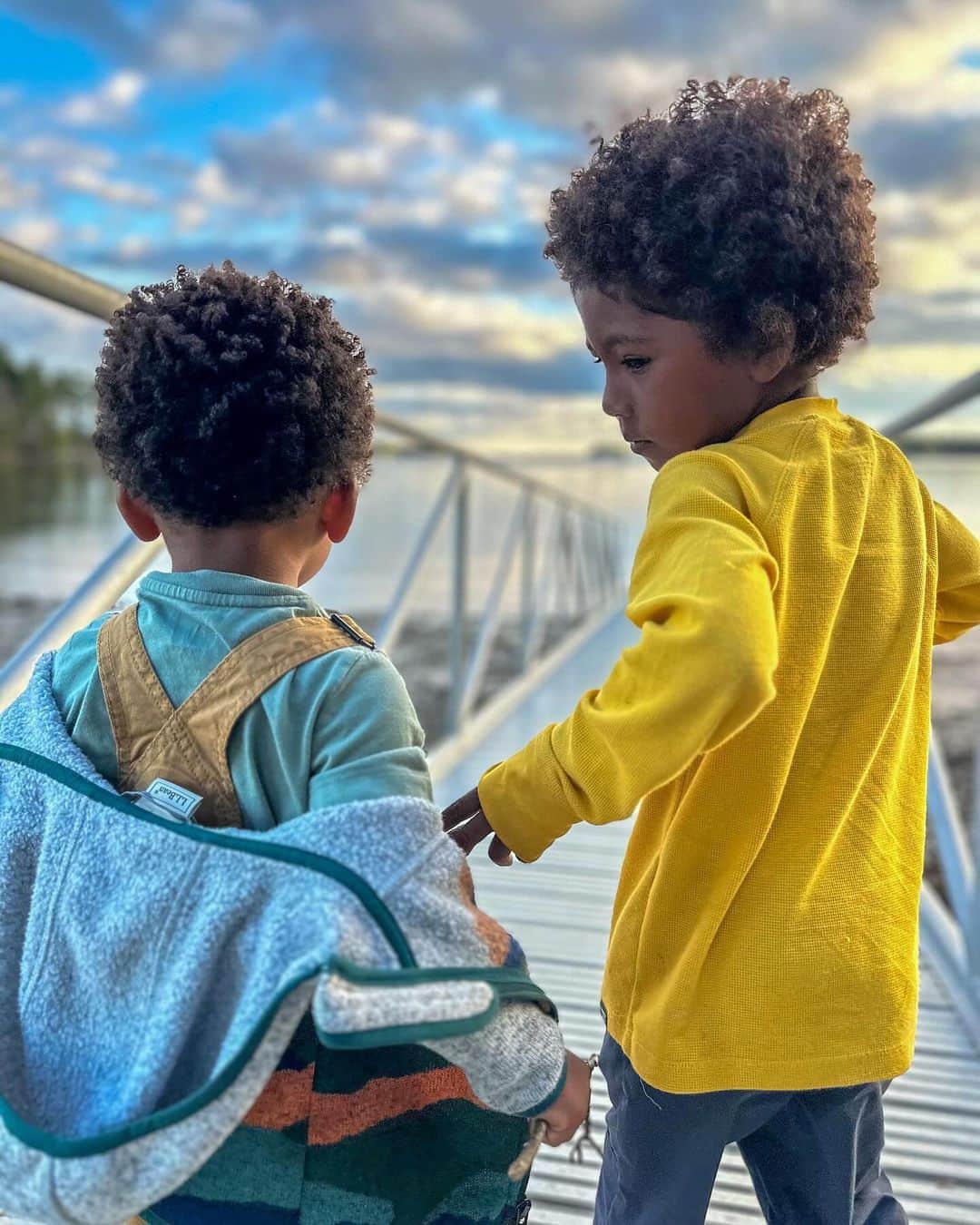 L.L.Beanのインスタグラム：「If you want a day that's filled with discoveries, take a page from #LLBeanAmbassador @troy_brooks' book and visit a beach with kids! It's amazing what little eyes and hands will see and find that we might overlook. #BeanOutsider」