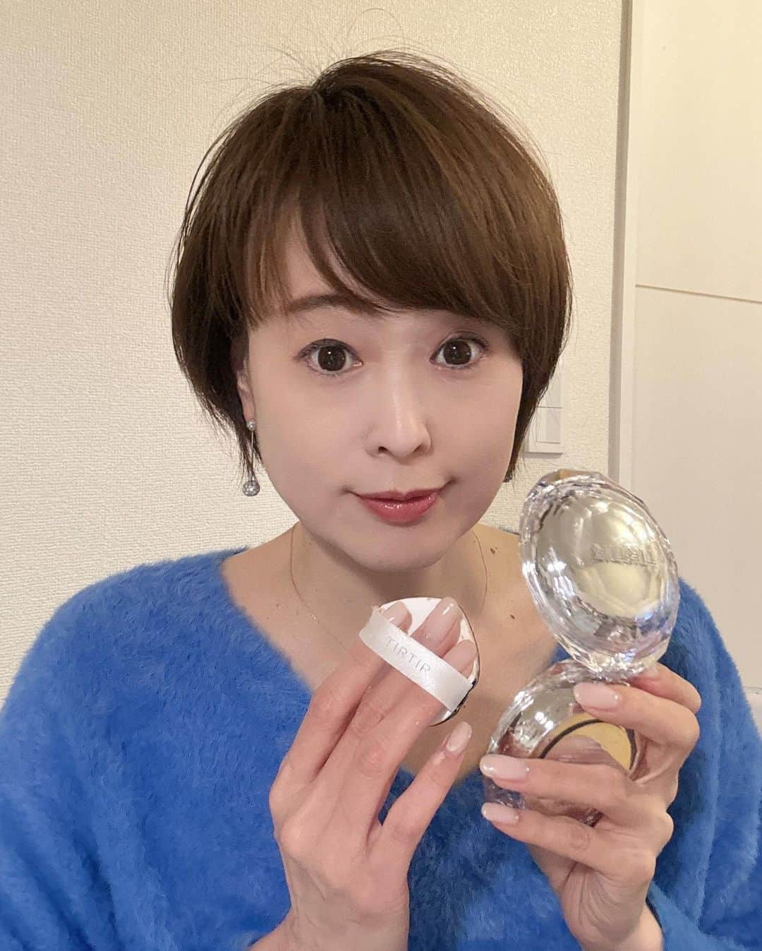 岩瀬玲のインスタグラム：「大人気の韓国コスメブランド TIRTIR @tirtir_jp_official  そのTIRTIRのクッションファンデの新製品が発売に！ ということでお試しさせてもらいました  TIRTIRの中でも大人気 4秒に１個売れているらしい 「MASK FITクッションシリーズ」 の新製品  その名も  ✨TIRTIR MASK FIT CRYSTAL MESH CUSHION✨  カラーは３色 ▶️17Cポーセリン ▶️21Nアイボリー ▶️23Nサンド  私は１番白っぽい 17Cポーセリン を選択  ☝️使用感 まず気に入ったのは 見た目！ キラキラのケースに そしてコンパクトで持ち運びしやすい これ嬉しい  そしてエッセンスがたっぷり含まれた みずみずしいファンデーション ものすごい密着度、そして つけるとうるうるツヤツヤのお肌に！  クッションファンデでここまで潤っちゃうのは すごい！  ☝️使う時のポイント １番最初に使う時にはパフで何回か クッションを押して馴染ませてから 使うと綺麗に仕上がります  気になる箇所には重ね付け、だけど 1回でもすっごい綺麗 メイク直しに使うとほんとすごい びっくりするぐらいにきれいに😁  私はなんと言っても艶肌が好きなので パウダーは重ねないけど マット肌が好きな人や油分が気になるときは パウダー乗せてもきれいに仕上がる でもそのままが好きだなー  ☝️まとめ カバー力もしっかりあるし 乾燥が気になる時にもどんどん 使いたくなります😍  このクオリティで2,970円（税込）だなんて ほんとすごい！  #PR  #TIRTIR  #マスクフィットクリスタルメッシュクッション #マスクフィット  #マスクフィットシリーズ #最強ベース」