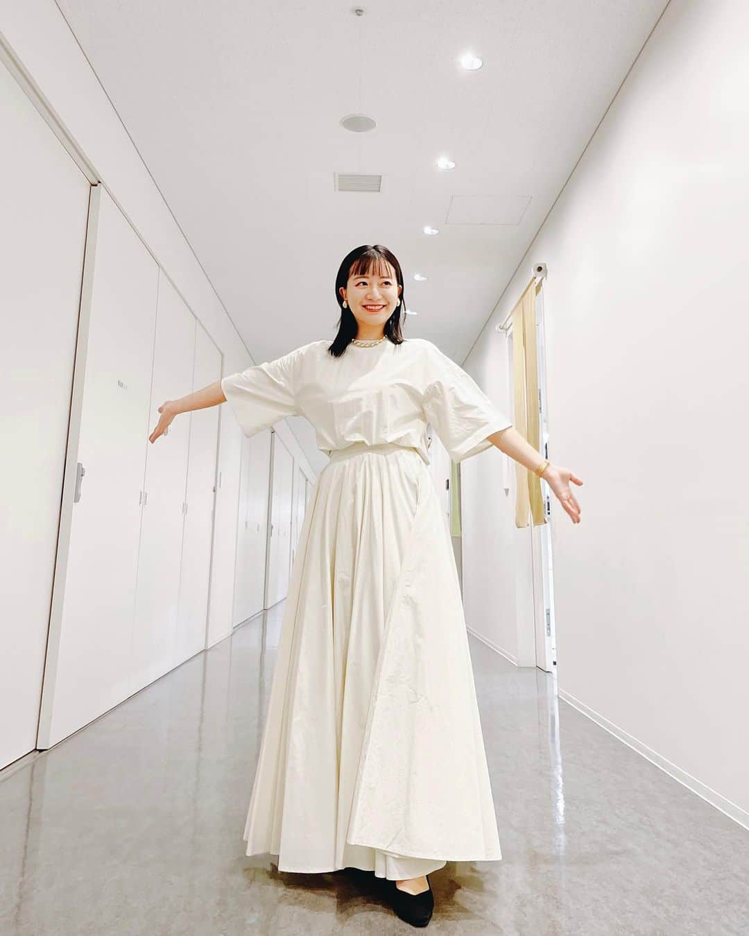 新井和佳奈のインスタグラム：「先日の衣装はこちら💁‍♀️ @louren__official  アイボリーのフレアワンピース  家にあるワンピースはほぼlourenなんじゃないかってほどに だいだいだいすきなブランド ものすごくシンプルなんだけど、背中がぱっくり空いてて可愛い、、、、 この日はもうちょっと可愛いインナー着れば良かったと後悔しました笑  何よりも用尺使ってて、生地がたっぷりなので動いた時の動きがある感じがとっても好き♪  最初ニット着たまま撮ってもらったんだけど、やっぱり脱ぐか〜ってやってる笑  らまちん写真撮ってくれてありがとう！！！💐  photo by らまなちゃん @ramanangel_72」