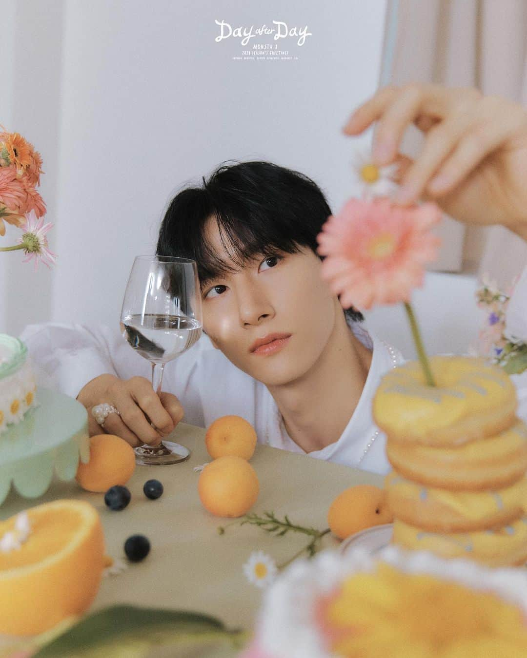 Monsta Xのインスタグラム：「📸 2024 MONSTA X SEASON'S GREETINGS 𝑫𝒂𝒚 𝒂𝒇𝒕𝒆𝒓 𝑫𝒂𝒚 ☀🌟  CONCEPT PHOTO  #IM #아이엠  🗓 예약 판매 오픈 231120 4PM - (KST)  #몬스타엑스 #MONSTA_X #MONSTAX #2024시즌그리팅 #DayafterDay」