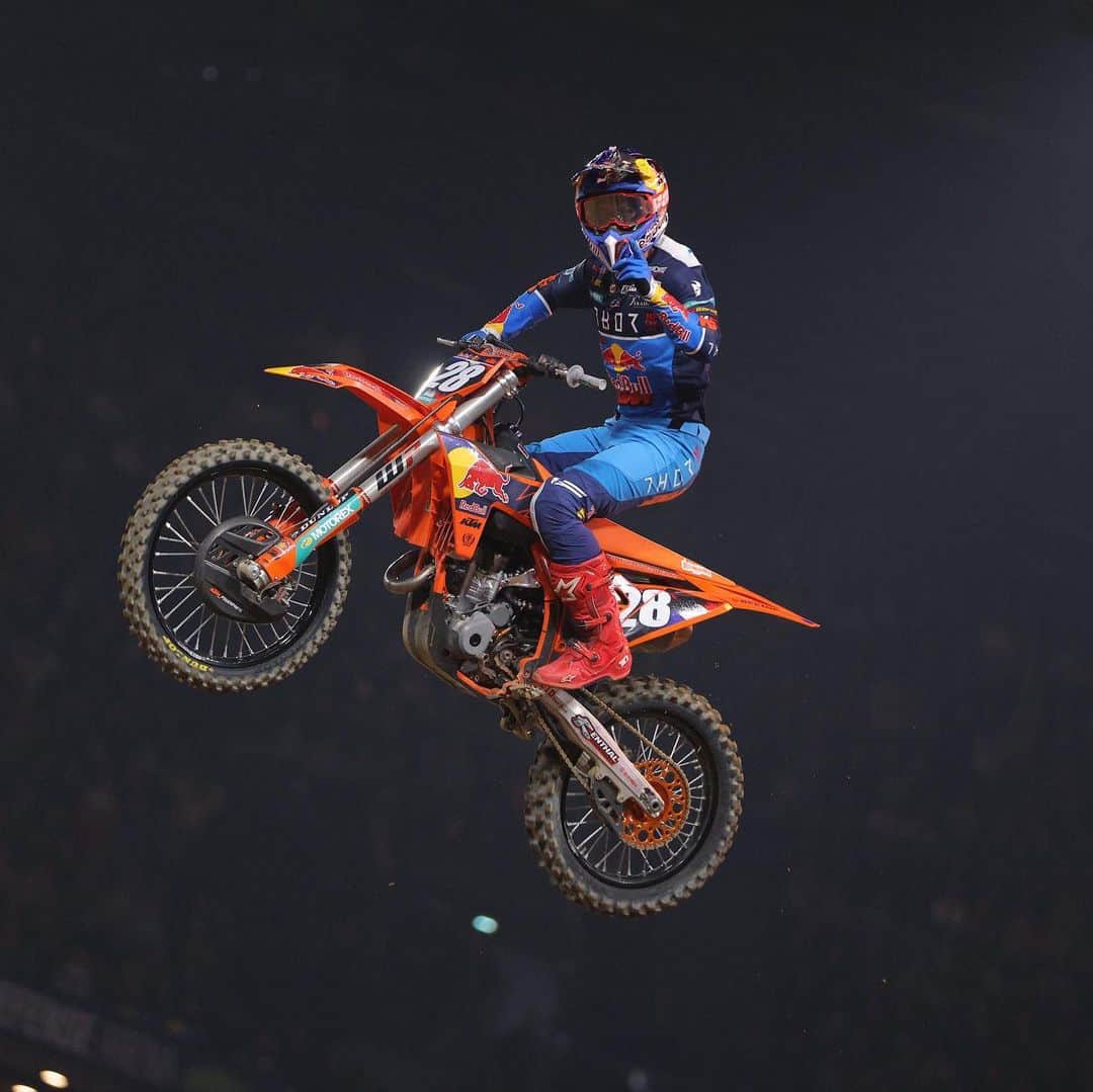 Racer X Onlineのインスタグラム：「Tom Vialle take the win in the SX2 Final but the overall would go to Jo Shimoda after battling through the pack to 3rd 🏁 @supercross_de_paris photos @crunch724 #ParisSupercross」