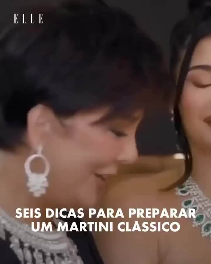 ELLE Brasilのインスタグラム：「Deu vontade de bebericar um Martini? Você sabia que o drink em questão é cheio de polêmicas? Pois é, mas nós vamos facilitar toda a treta pra você. Martinis, secos ou não, formam uma família de coquetéis compostos por uma base alcoólica (em boa parte das vezes, gim) e vermute, vinho fortificado macerado com ervas e outros botânicos. É o que dizem os autores de "Cocktail Codex". E é a cartilha que muitos profissionais de bar seguem.  O Martini é um desses drinks que dividem opiniões. Ame ou odeie, fato é que um bom drink deve seguir algumas regras. Vale dizer, no entanto, que cabe, sim, uma inovadinha aqui ou acolá. No nosso site, em uma matéria completíssima, @sergiocrusco destrincha sua história, suas receitas mais famosas e até as polêmicas que giram em torno da mistura clássica de álcool e vermute. No carrossel, te damos seis dicas para criar o Martini perfeito. Arraste para o lado!」