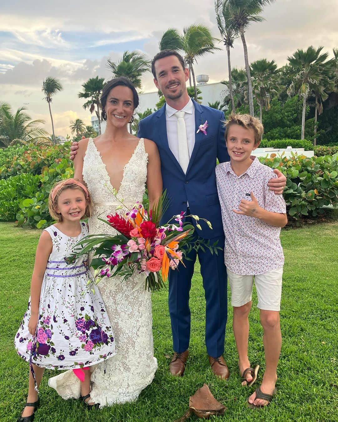 トニー・アゼベドさんのインスタグラム写真 - (トニー・アゼベドInstagram)「Congrats Maggie and Bobby! Two of our favorite people in the world! What an amazing wedding, group, family and Puerto Rico 🥰」11月19日 7時04分 - tonyazevedo8