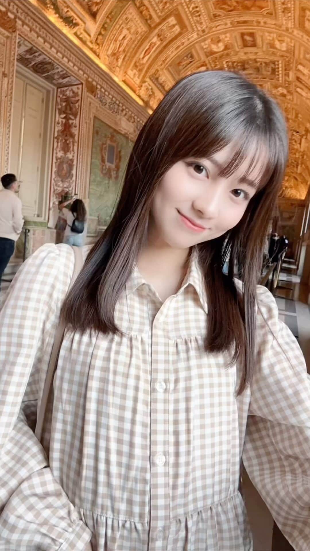 せきぐちりさのインスタグラム：「世界で一番小さな国｢バチカン市国🇻🇦｣  ルクセンブルク🇱🇺も神奈川県くらいの広さしかないと聞いた時は驚いたけど、バチカン市国🇻🇦はさらに小さくてビックリしました😳  その大きさはなんと東京ディズニーランドよりも小さいそうです🏰 小さい国と聞いて侮っていたら美術館は世界最大級だそうで、午前中にスペイン広場とトレビの泉へ行った後だったので体力限界で本当に疲れました😫💦  ‥‥‥‥‥‥‥‥‥‥‥‥‥‥‥‥‥‥‥‥‥‥‥‥  ルクセンブルク🇱🇺在住。19歳。 ルクセンブルクやヨーロッパの旅行写真たくさん載せてるので是非みてね📸 @risa_s_lisa  ‎‥‥‥‥‥‥‥‥‥‥‥‥‥‥‥‥‥‥‥‥‥‥‥‥」