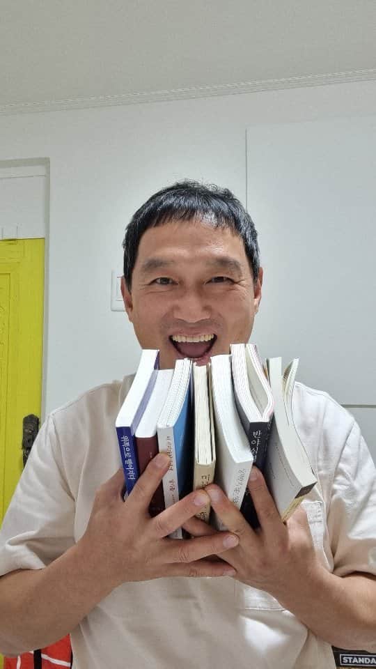 のインスタグラム：「아침긍정확언 719일째!  여행이 싫어진 이유!!!  #고명환  #고명환글 #고명환낭독 #오디오북 #비디오북치열하게시리즈 #독서스타그램 #글쓰기 #인문학 #북스타그램 #책스타그램 #경제적자유 #아침긍정확언 #이책은돈버는법에관한이야기 #천일동지 #1000일동지 #천동 #나는어떻게삶의해답을찾는가」