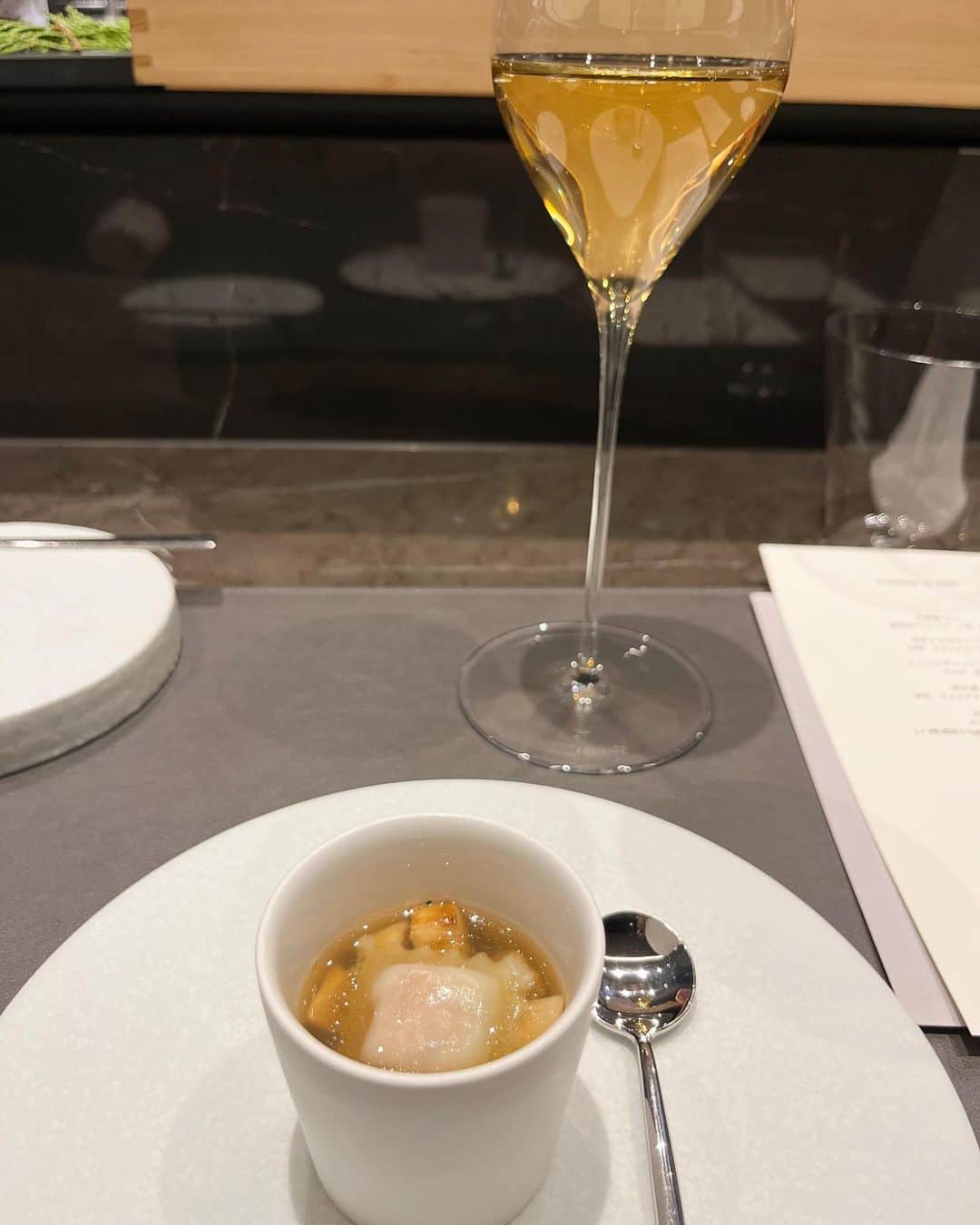 佐藤衣里子さんのインスタグラム写真 - (佐藤衣里子Instagram)「@cirpas.tokyo さんに行ってきたよー❣️ 白金台にあるフレンチレストラン🇫🇷🍽️  シェフがyoutubeで人気でオープン前から 話題になってたお店✨  今回は久しぶりにお伺いしてきました♡  全てに手が込んでいて見た目も鮮やかで楽しい 食事でした🍽️❤️また行きたい😫全て美味しすぎた‼️  #cirpas#白金台#フレンチ」11月19日 7時18分 - eriko0625