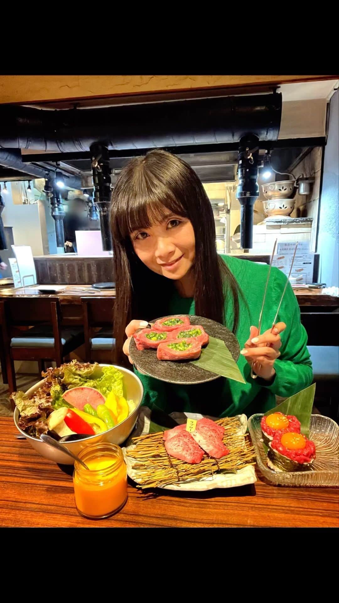 外村美姫のインスタグラム：「焼肉29テラス 渋谷南口店(ニクテラス)さんへ!! JR渋谷駅南口から徒歩3分とアクセス◎Makuake大人気の29テラス。市場直送でリーズナブルに!!仙台牛・松阪牛・米沢牛などA5クラスの銘柄牛にこだわった和牛焼肉専門店です。  ◆新鮮野菜盛り◆ 農家さんから産地直送で届く、 お通しの新鮮野菜盛り。それぞれ素材の良さを感じられるお野菜。焼き野菜も楽しめて嬉しい。 ◆厚切りネギタン1皿(4個)◆ ほぼ100％がオーダーするという伝説の「厚切りネギタン」は、赤と緑で鮮やか。中にはごま油と塩で味付けしたネギ塩入り。分厚く弾力抜群ながら、柔らかくて味わい深い。食べ応えも抜群です。 ◆本日の和牛　リブロース◆ 霜降りで細かく脂が入って美しい。焼くと肉汁が溢れ、ジューシーでとろけるような肉の旨味を実感。 ◆キンパ(2個)◆ まるでローストビーフのようなユッケのせキンパも迫力ありますね。濃厚な卵黄と共に頂くとコク深くまろやかで美味しい。  黒を基調とした落ち着いた店内は、お1人様から利用もしやすく、気軽に焼肉が出来る。勿論グループ利用や団体利用等も別の楽しみ方も。ご馳走様でした。  焼肉29テラス 東京都渋谷区千駄ヶ谷5-22-3 仰徳ビル1F https://www.instagram.com/29terrace  @29terrace_shibuyaminamiguchi   #和牛焼肉 #29terrace渋谷南口 #渋谷焼肉 #A5焼肉 #東京グルメ #東京焼肉 #渋谷グルメ #渋谷焼肉 #マクアケ  #焼肉ディナー #東京焼肉 #外村美姫 #肉 #肉食 #和牛 #肉好き #牛肉 #お肉 #meat #beef #steak #tokyo #tokyogourmet #ステーキ #お肉好き #肉スタグラム #東京グルメ #焼肉 #東京 #東京グルメ #yummy #肉スタグラム #wagyu #foodie #yakiniku」