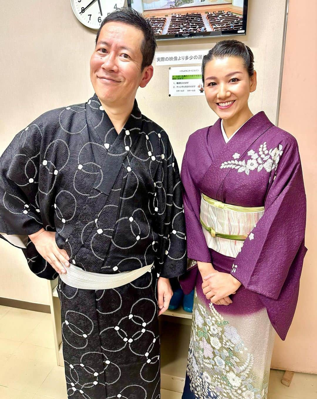 林家あずみさんのインスタグラム写真 - (林家あずみInstagram)「昨日は埼玉県羽生市での 『ケンゾー寄席　木久扇・木久蔵親子会』で高座に上がらせていただきました✨  木久扇師匠とのツーショットは 木久蔵師匠が撮って下さいました😍  木久扇師匠が廊下に居た私に話しかけて下さり、2分くらいの世間話しかと思ったら 15分くらい立ち話になり 途中から木久扇師匠を立たせたままで話していて良いのか 楽屋に移動して座ってもらいながらお喋りした方が良いのか ドギマギしましたが  木久扇師匠が立ち話でこんなに 色んなお話をして下さる贅沢過ぎるひと時にフワフワとした気持ちで 身を任せていました😍  木久蔵師匠の履いてらっしゃったスニーカーがめちゃくちゃオシャレで 靴がオシャレなのは 本当に素敵だなぁ✨と改めて思いました。 自分のテンションも上がるし、 自分がテンション上がるスイッチを自分でしっかり押してらっしゃる事も素敵です。  見習います！！  って、木久蔵師匠のスニーカー姿の写真撮ってへんのかーーい😂  #ケンゾー寄席 #木久扇木久蔵親子会 #林家あずみ #三味線漫談」11月19日 7時26分 - kurohime424