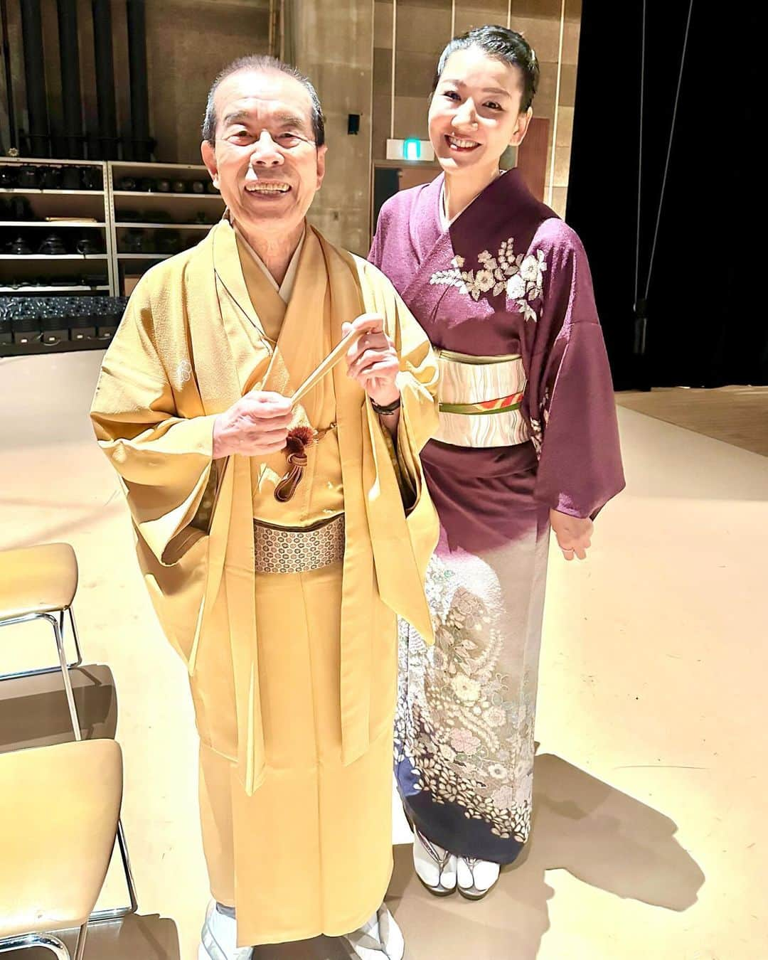 林家あずみさんのインスタグラム写真 - (林家あずみInstagram)「昨日は埼玉県羽生市での 『ケンゾー寄席　木久扇・木久蔵親子会』で高座に上がらせていただきました✨  木久扇師匠とのツーショットは 木久蔵師匠が撮って下さいました😍  木久扇師匠が廊下に居た私に話しかけて下さり、2分くらいの世間話しかと思ったら 15分くらい立ち話になり 途中から木久扇師匠を立たせたままで話していて良いのか 楽屋に移動して座ってもらいながらお喋りした方が良いのか ドギマギしましたが  木久扇師匠が立ち話でこんなに 色んなお話をして下さる贅沢過ぎるひと時にフワフワとした気持ちで 身を任せていました😍  木久蔵師匠の履いてらっしゃったスニーカーがめちゃくちゃオシャレで 靴がオシャレなのは 本当に素敵だなぁ✨と改めて思いました。 自分のテンションも上がるし、 自分がテンション上がるスイッチを自分でしっかり押してらっしゃる事も素敵です。  見習います！！  って、木久蔵師匠のスニーカー姿の写真撮ってへんのかーーい😂  #ケンゾー寄席 #木久扇木久蔵親子会 #林家あずみ #三味線漫談」11月19日 7時26分 - kurohime424