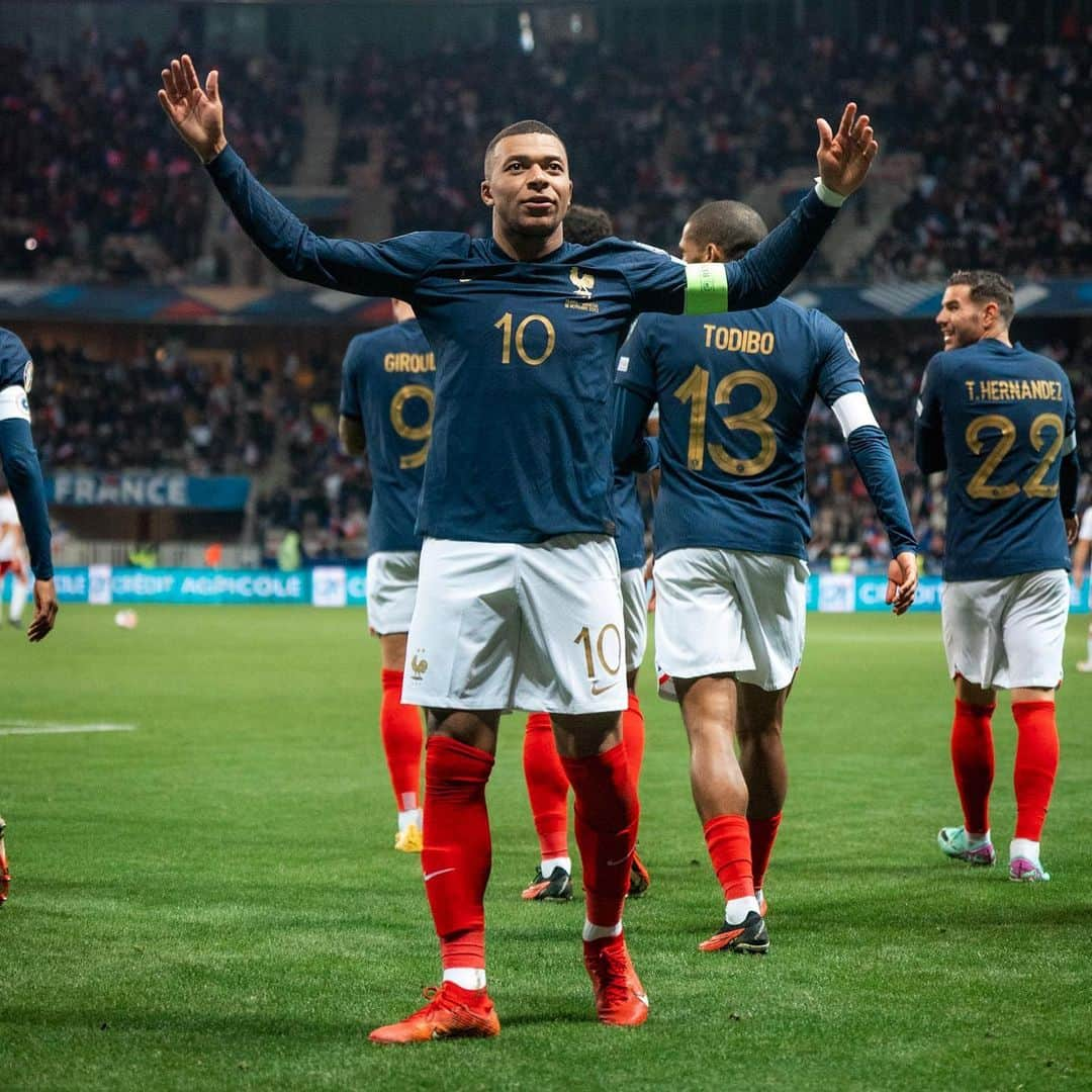 キリアン・エムバペさんのインスタグラム写真 - (キリアン・エムバペInstagram)「Une soirée mémorable. 🙏🏽🇫🇷 @equipedefrance」11月19日 7時38分 - k.mbappe