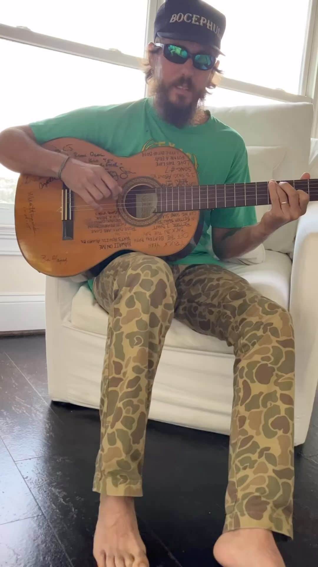 ドウェイン・ジョンソンのインスタグラム：「From one blues man to another— love you brother @thechrisjanson for this one 🥃  Im gonna return the favor and in 2024 we’re finally singing a song together.  #bluesman #bocephus #jansonandjohnson」