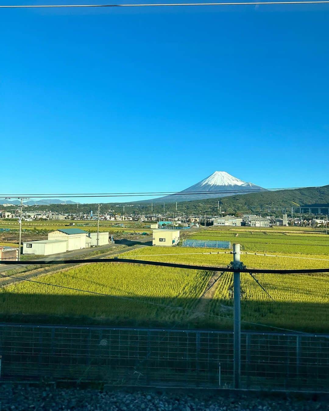 木佐彩子のインスタグラム：「Mt. Fuji🗻  Gorgeous Mt. Fuji on a Sunday morning😍😍😍  NHK Worldの収録で朝一大阪へ〜🚄🚄🚄 車掌さんが　"こんな美しい富士山🗻はなかなかありません‼️幸せの富士山🗻です❤️❤️❤️"と絶賛アナウンス中ですので 皆様にお裾分け❣️❣️❣️  富士山🗻パワーと夜のお好み焼きをニンジン🥕に頑張ってきまーす👊👊👊」