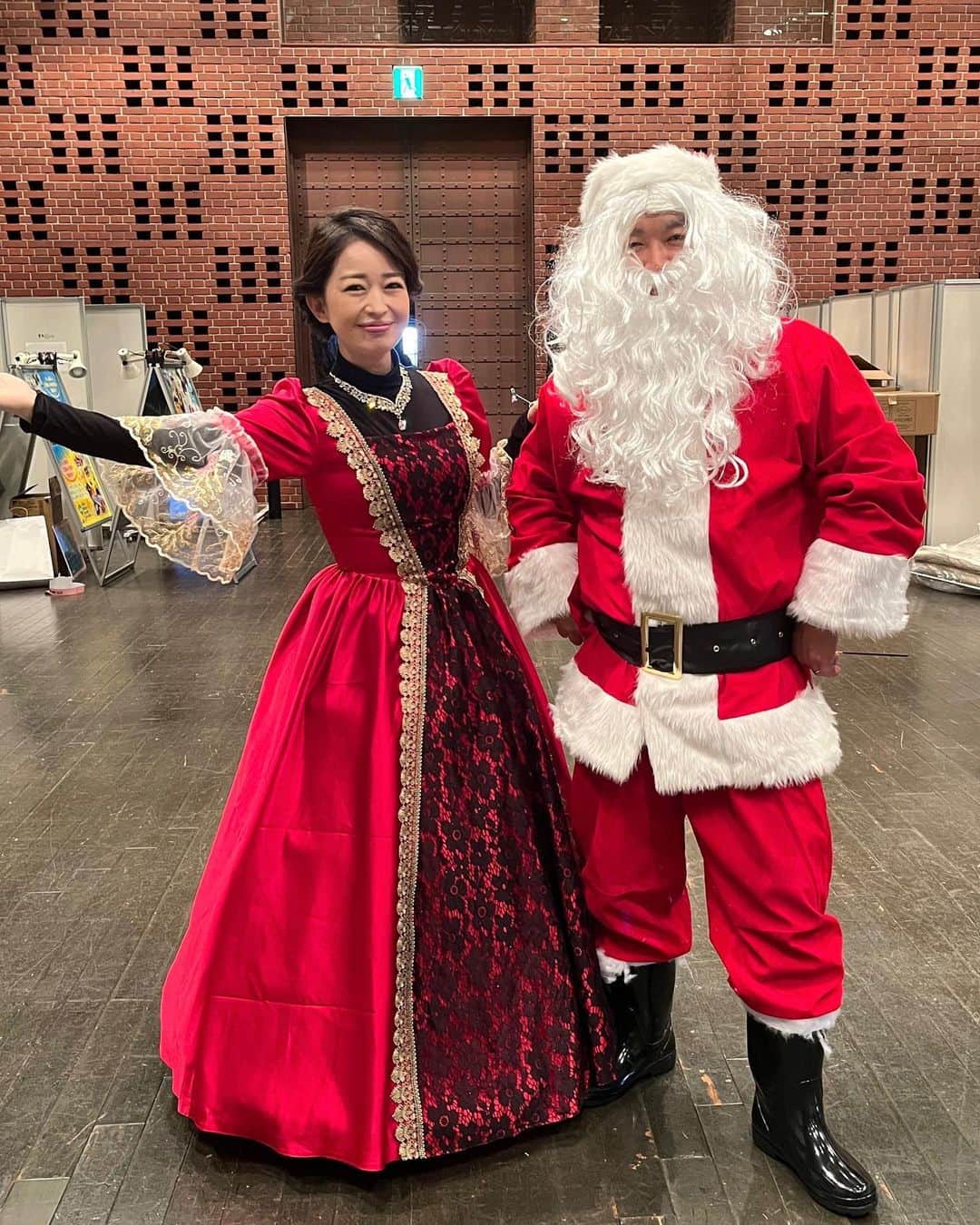 松丸友紀さんのインスタグラム写真 - (松丸友紀Instagram)「赤レンガ倉庫で今日も☺️  #テレ東60祭 #ぷしゅソングフェス #シナぷしゅ #reinakitada さん #サボテン高水春菜 さん #サンタクロースは矢内アナ！？」11月19日 7時42分 - yuki_matsumaru