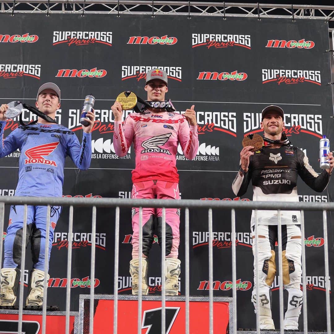 Racer X Onlineさんのインスタグラム写真 - (Racer X OnlineInstagram)「Jett Lawrence set the pace at @supercross_de_paris Winning all three races for the sweep on Day 1. Hunter Lawrence and Ken Roczen would round out the podium 🏁🇫🇷 Photos @crunch724 #ParisSupercross」11月19日 7時45分 - racerxonline