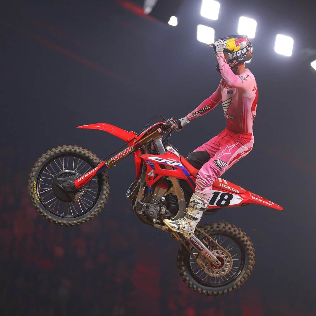 Racer X Onlineのインスタグラム：「Jett Lawrence set the pace at @supercross_de_paris Winning all three races for the sweep on Day 1. Hunter Lawrence and Ken Roczen would round out the podium 🏁🇫🇷 Photos @crunch724 #ParisSupercross」