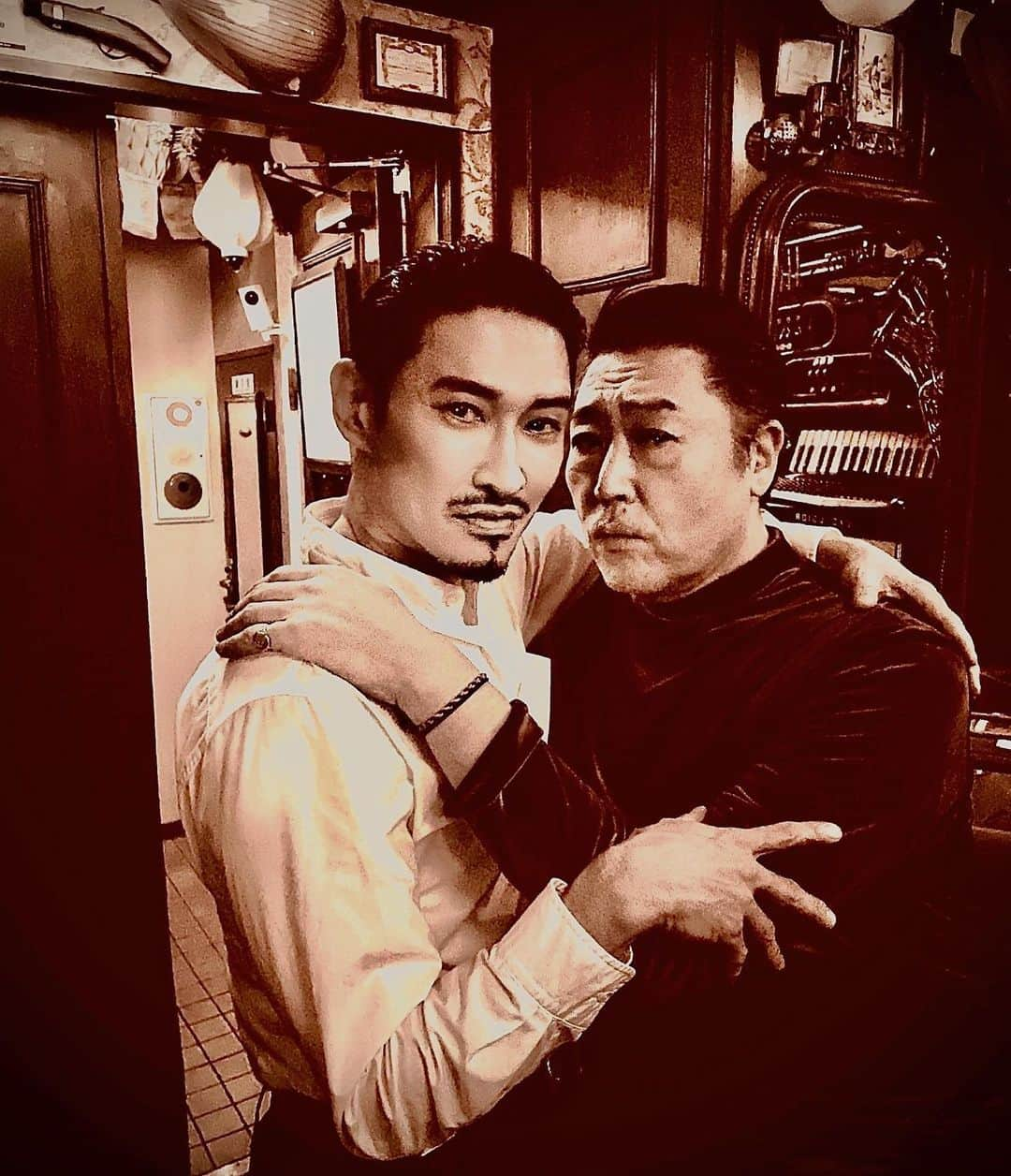 下村一喜さんのインスタグラム写真 - (下村一喜Instagram)「#成山画廊  の大好きな#成山明光 さんと。 素晴らしいギャラリーのオーナーでいらっしゃいます。僕が写真家としてデビューした30年近く前に知遇を得ましてから、僕は大変、 彼をリスペクトし続けております。貴族的で 少しデカダントな佇いのお方。美を愛し美に 生き、美に対する『審美眼』は唯一無二。 #唯美主義 #耽美主義 の権化のような方です。  『僕が大好きな#アールデコ とか#アールヌーヴォー のスタイルを想い起こさせる人は、 日本では下村さんしかいない。下村さんには スタイルがあるでしょ。様式美的な佇まいとか動きとか、言動そのまま、まさに自身の作品そのものを生きている人って、写真家では下村さんが『最後』の存在だと思う』  成山さんからこの言葉を贈られた今晩は とても光栄な時でした。  #naruyamagallery  #akimitsunaruyama  @naruyamaakimitsu   （実は成山さんは#ソフィアコッポラ のアメリカ映画にも出演していらっしゃいます）  #下村一喜 #kazuyoshishimomura  #photographer #写真家」11月19日 7時56分 - kazuyoshi_shimomura