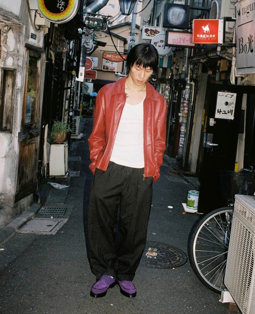 ドクターマーチンさんのインスタグラム写真 - (ドクターマーチンInstagram)「DR. MARTENS x SUPREME｜ SUPREMEとの長年にわたるパートナーシップの最新作では、Ramsey creeper がブラックとパープルのスエード、シルバーのメタリックレザーの3種類の個性的なアッパーで登場。AirWair®のクッションソール、インソールには両社のロゴをプリント、かかとにはデボスロゴを採用した特別なモデルとなっている。11月19日AM8:00からドクターマーチン公式アプリにて発売開始。 #DrMartens #ドクターマーチン」11月19日 7時50分 - drmartens_japan