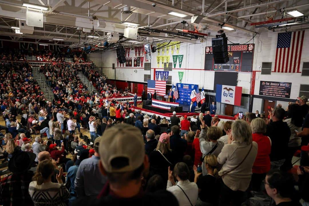 ドナルド・トランプさんのインスタグラム写真 - (ドナルド・トランプInstagram)「We are just 58 DAYS AWAY from Iowa’s First in the Nation Caucuses. On Monday, January 15th, we are going to WIN the Iowa Caucuses, we are going to crush Crooked Joe Biden next November, and we are going to MAKE AMERICA GREAT AGAIN!!!」11月19日 7時56分 - realdonaldtrump