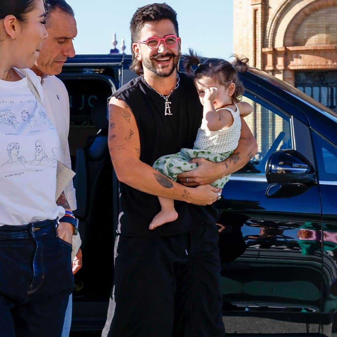 Despierta Americaさんのインスタグラム写真 - (Despierta AmericaInstagram)「Captaron a #Camilo paseando a su hija #Indigo en #Sevilla, #España. 😍❤️😘 ¡Qué adorables!   📸: Grosby Group」11月19日 8時00分 - despiertamerica